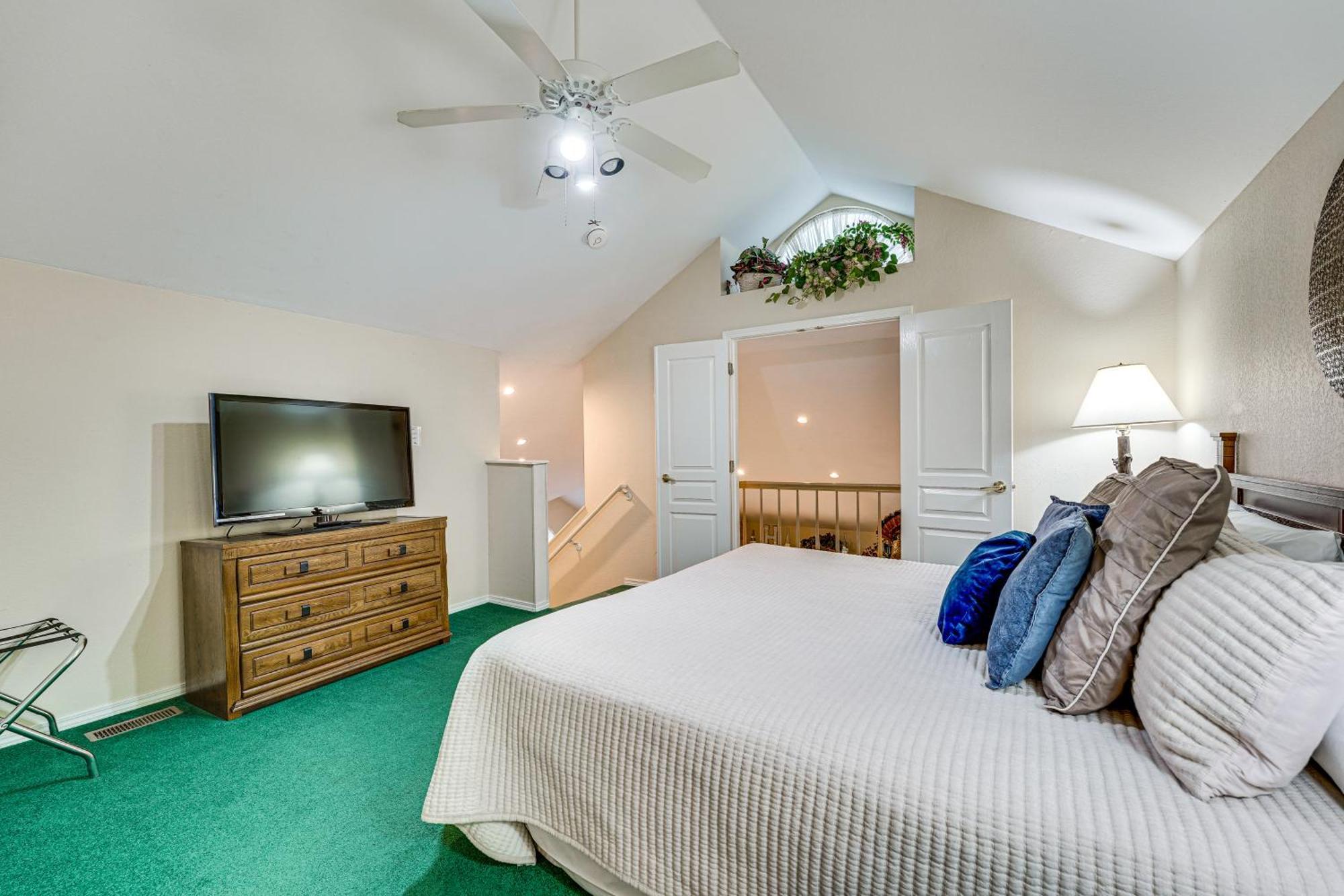 With Golf Course Views Walk To Strip! Apartment