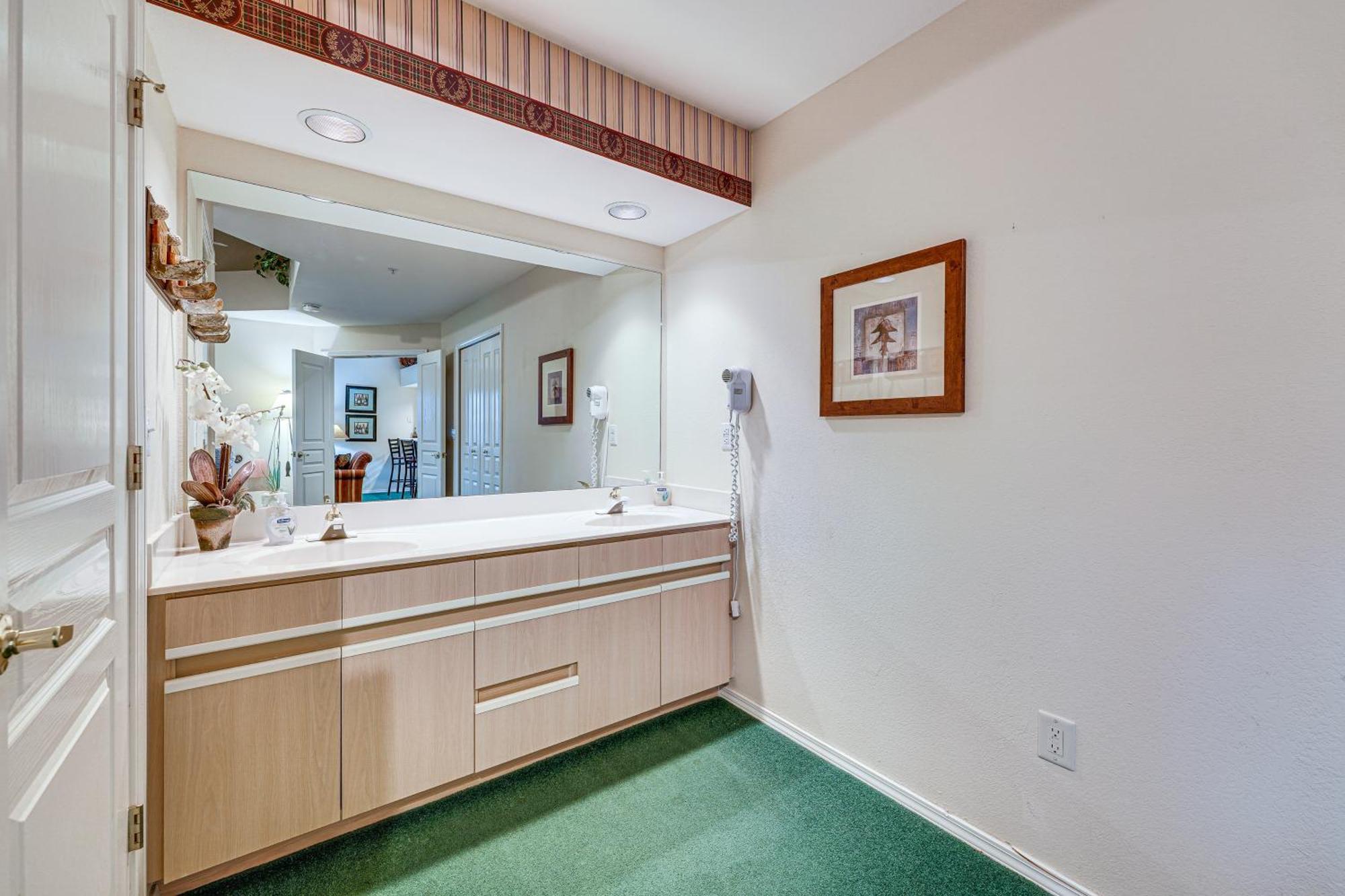 Apartment With Golf Course Views Walk To Strip!