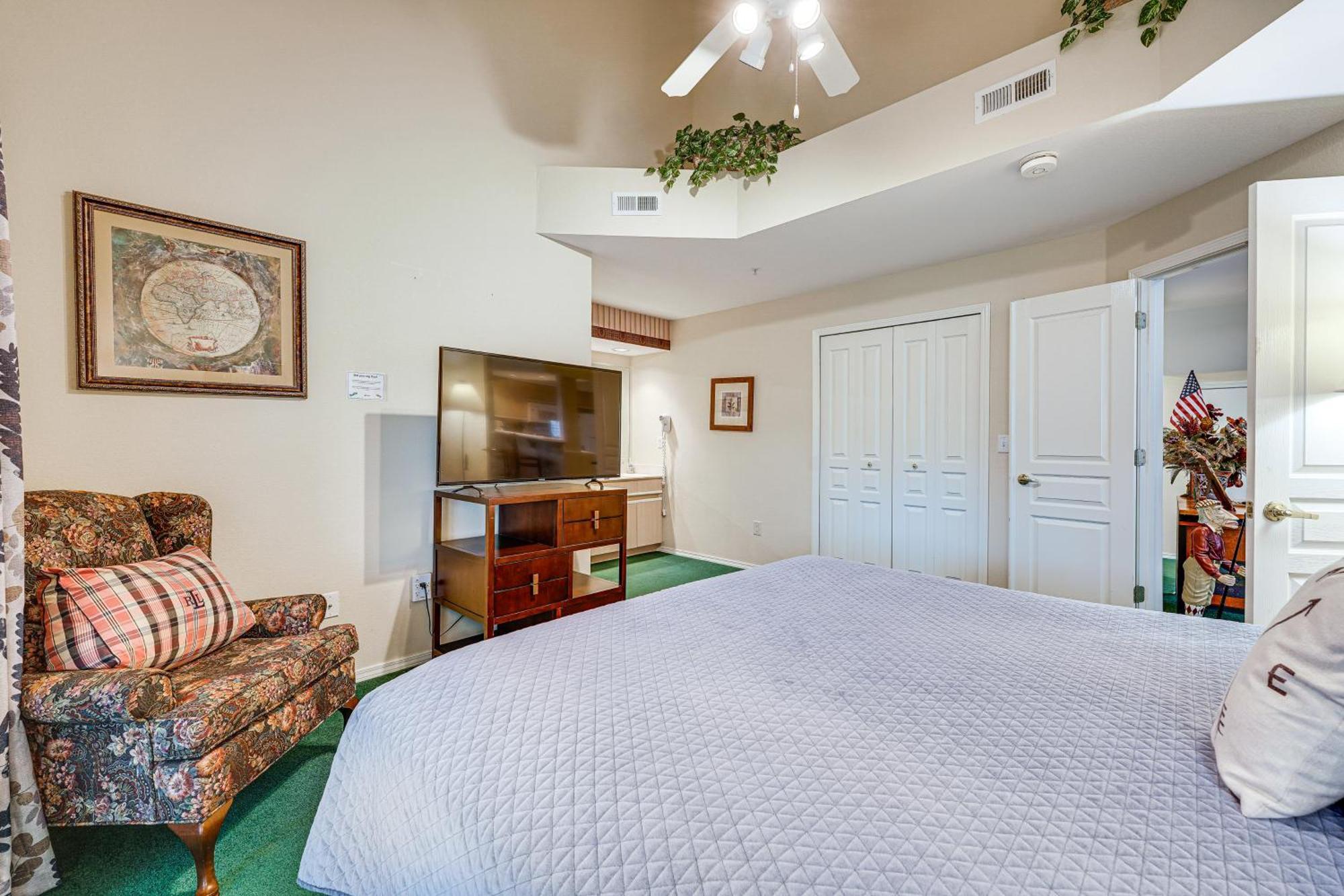 With Golf Course Views Walk To Strip! Apartment *