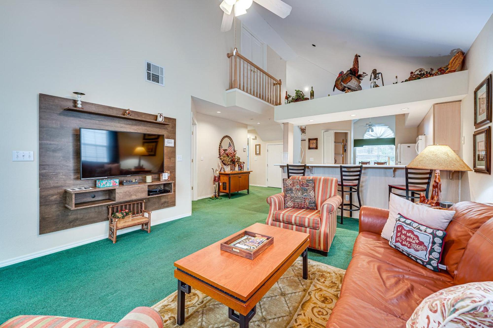 Apartment With Golf Course Views Walk To Strip! *