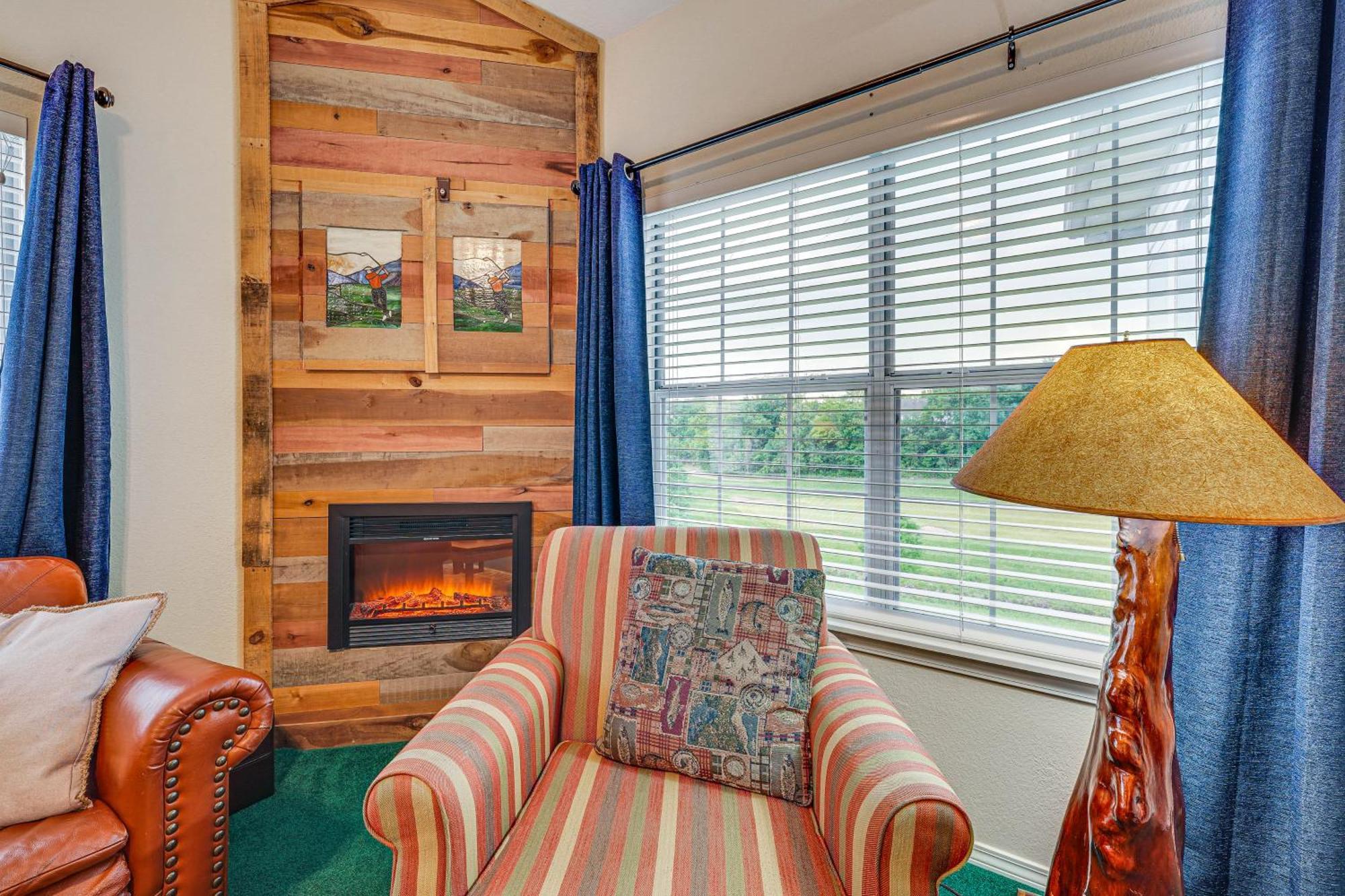 With Golf Course Views Walk To Strip! Apartment *