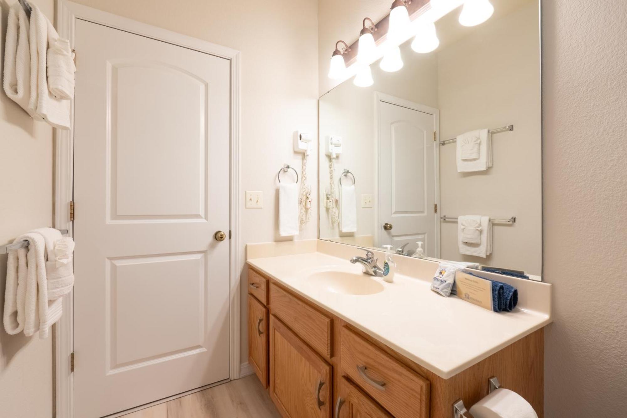 Apartment Elevator Access - Walk-in Shower - Close To 76 Strip - Free Tickets Included - Rl8-11b