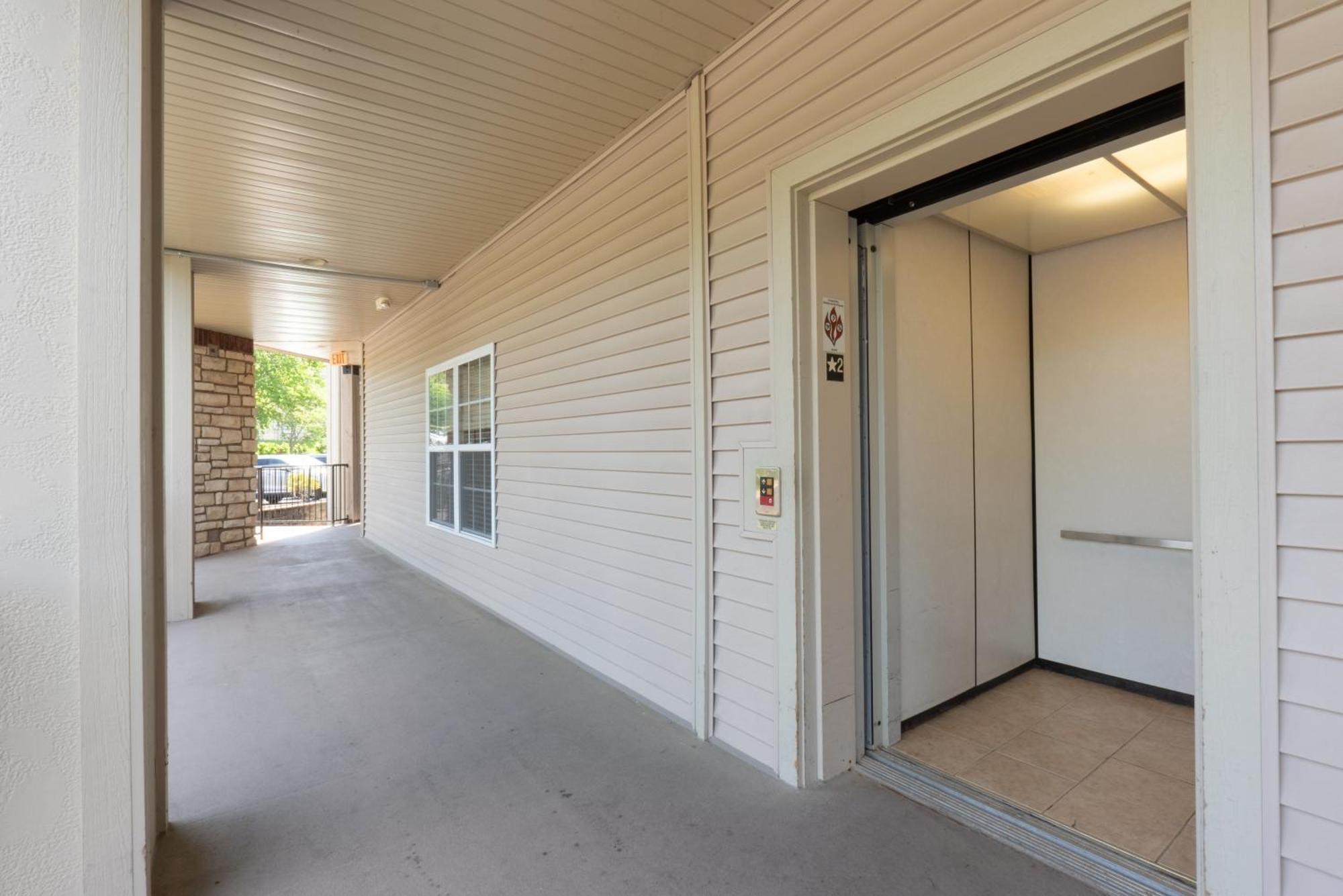 Elevator Access - Walk-in Shower - Close To 76 Strip - Free Tickets Included - Rl8-11b Apartment *