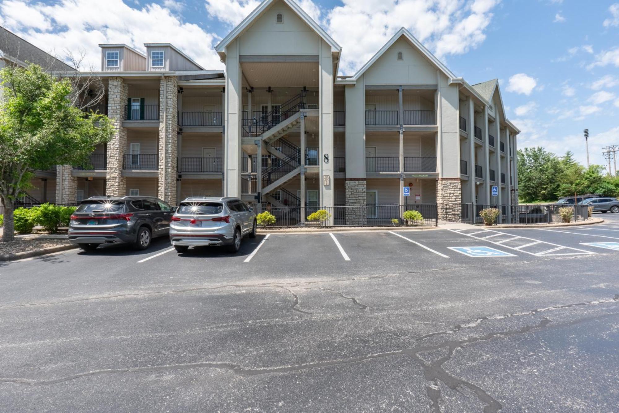 Elevator Access - Walk-in Shower - Close To 76 Strip - Free Tickets Included - Rl8-11b
