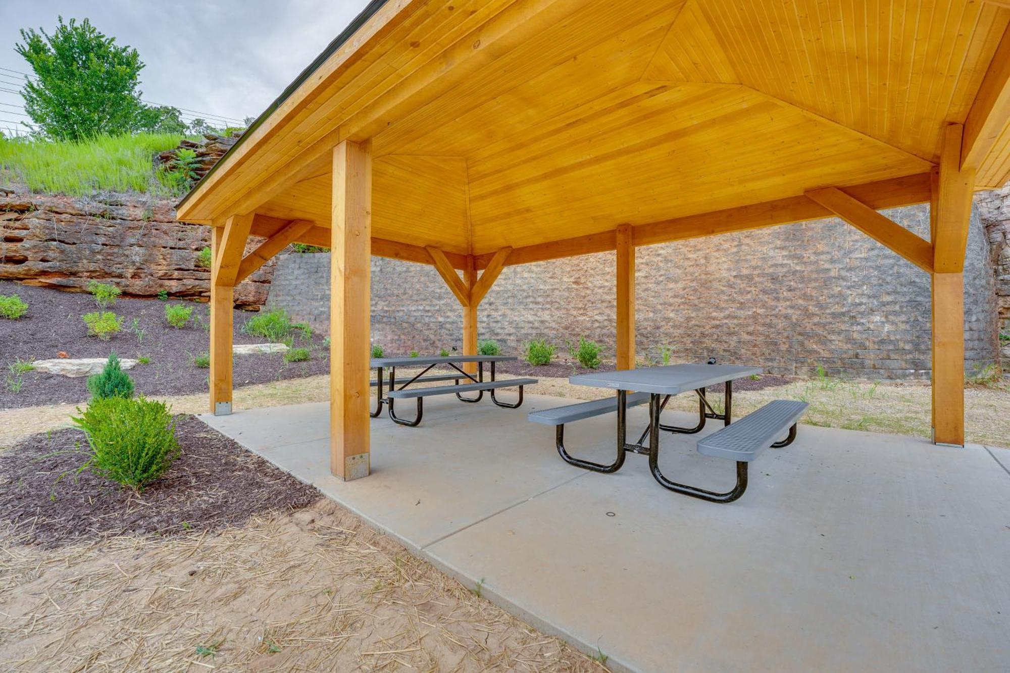 Apartment With Mountain-view Deck, Pool Access