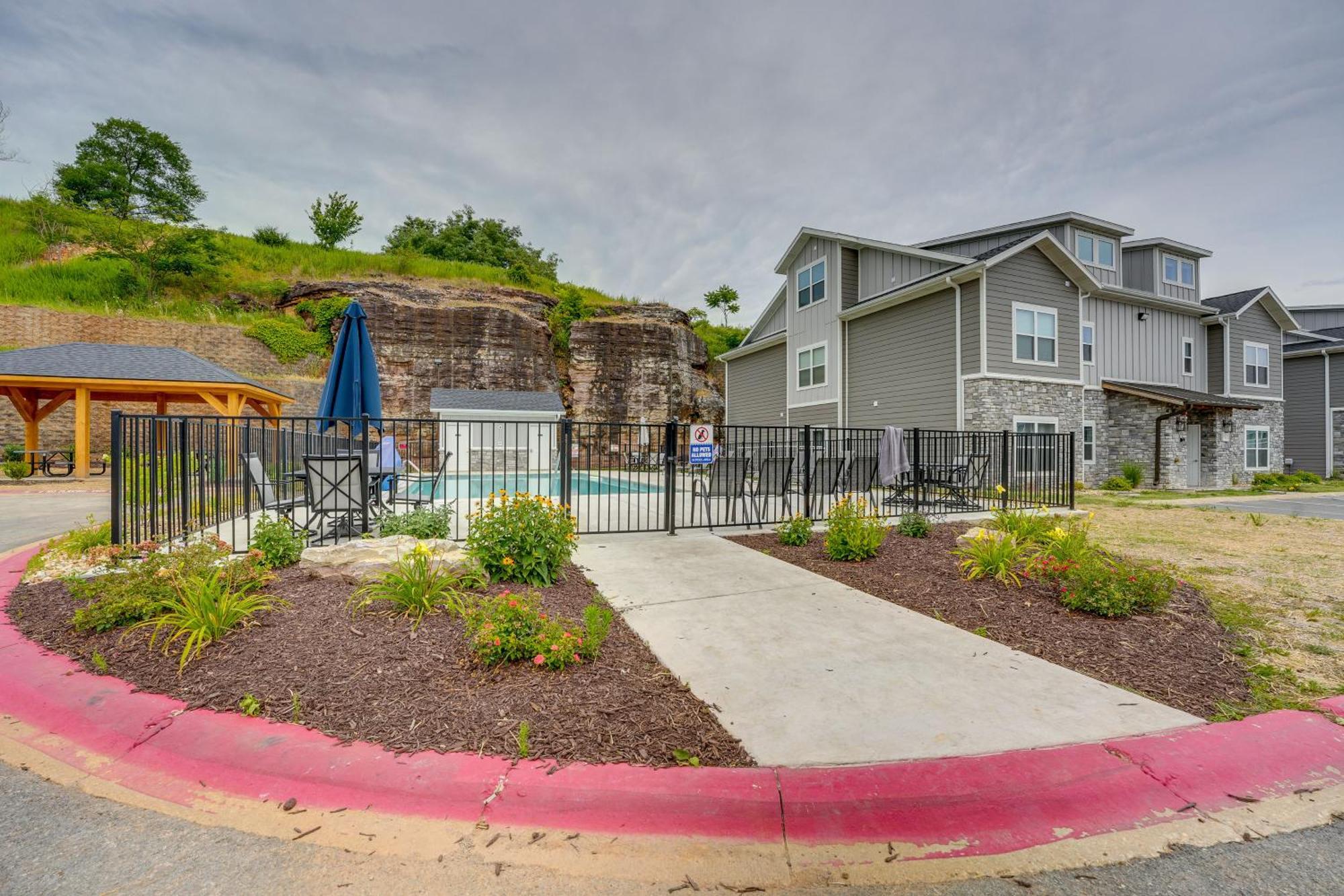 Apartment With Mountain-view Deck, Pool Access *
