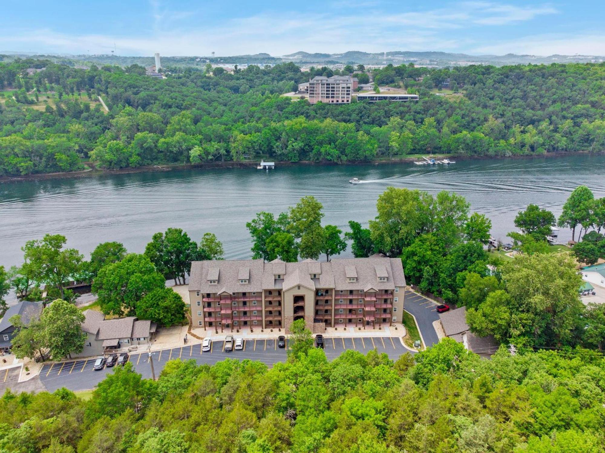 Holiday home Lakeshore Getaway