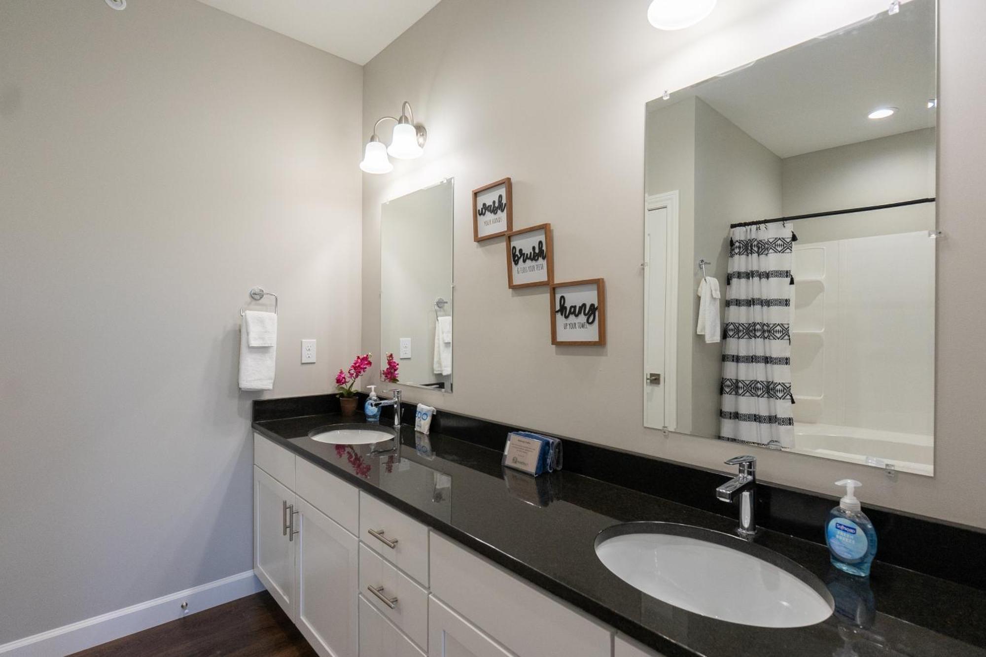 Dreams2reality New Build! Luxury 3br/3ba ~ Vaulted Ceilings ~ Amenities ~ Free Tickets Included *