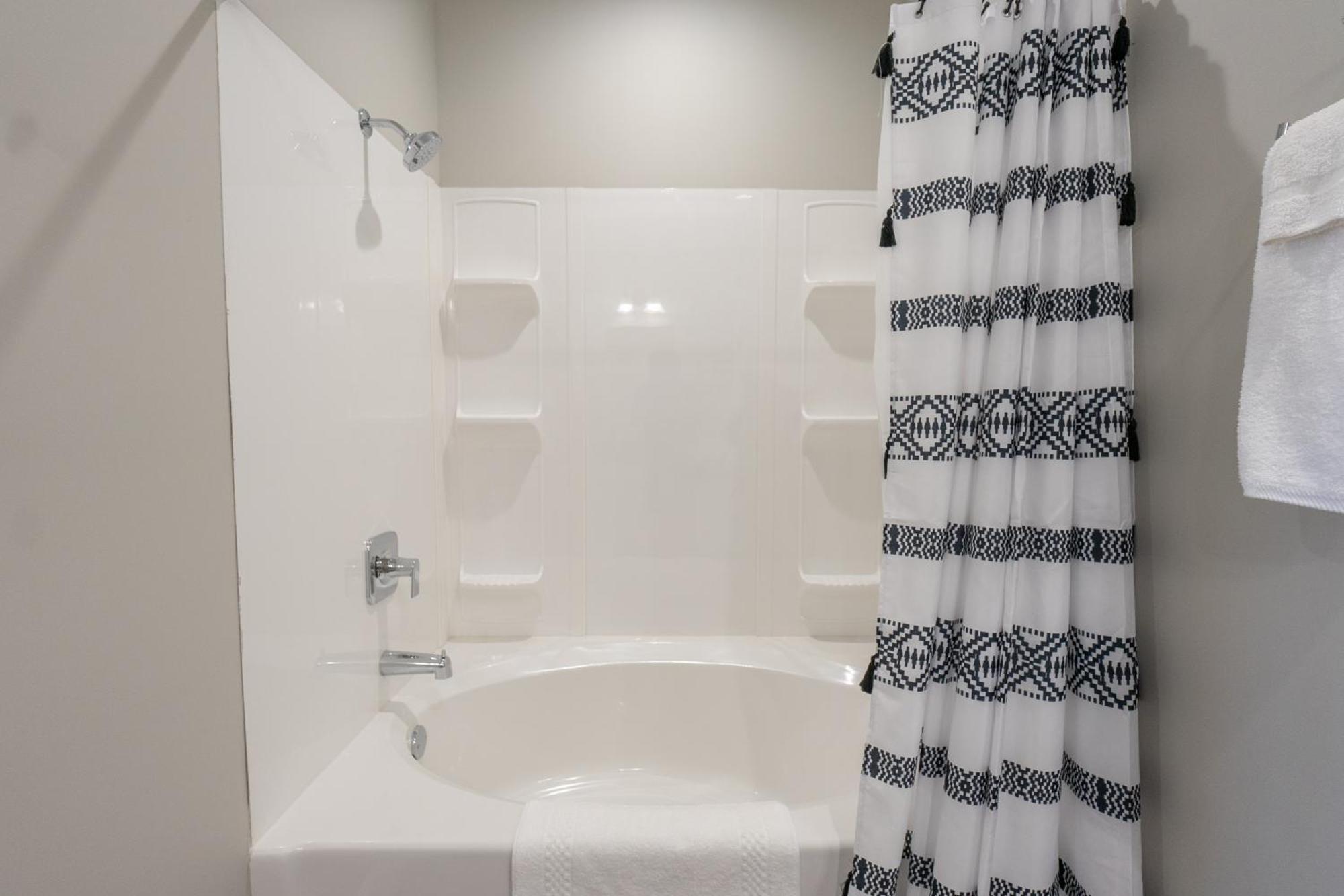 Dreams2reality New Build! Luxury 3br/3ba ~ Vaulted Ceilings ~ Amenities ~ Free Tickets Included