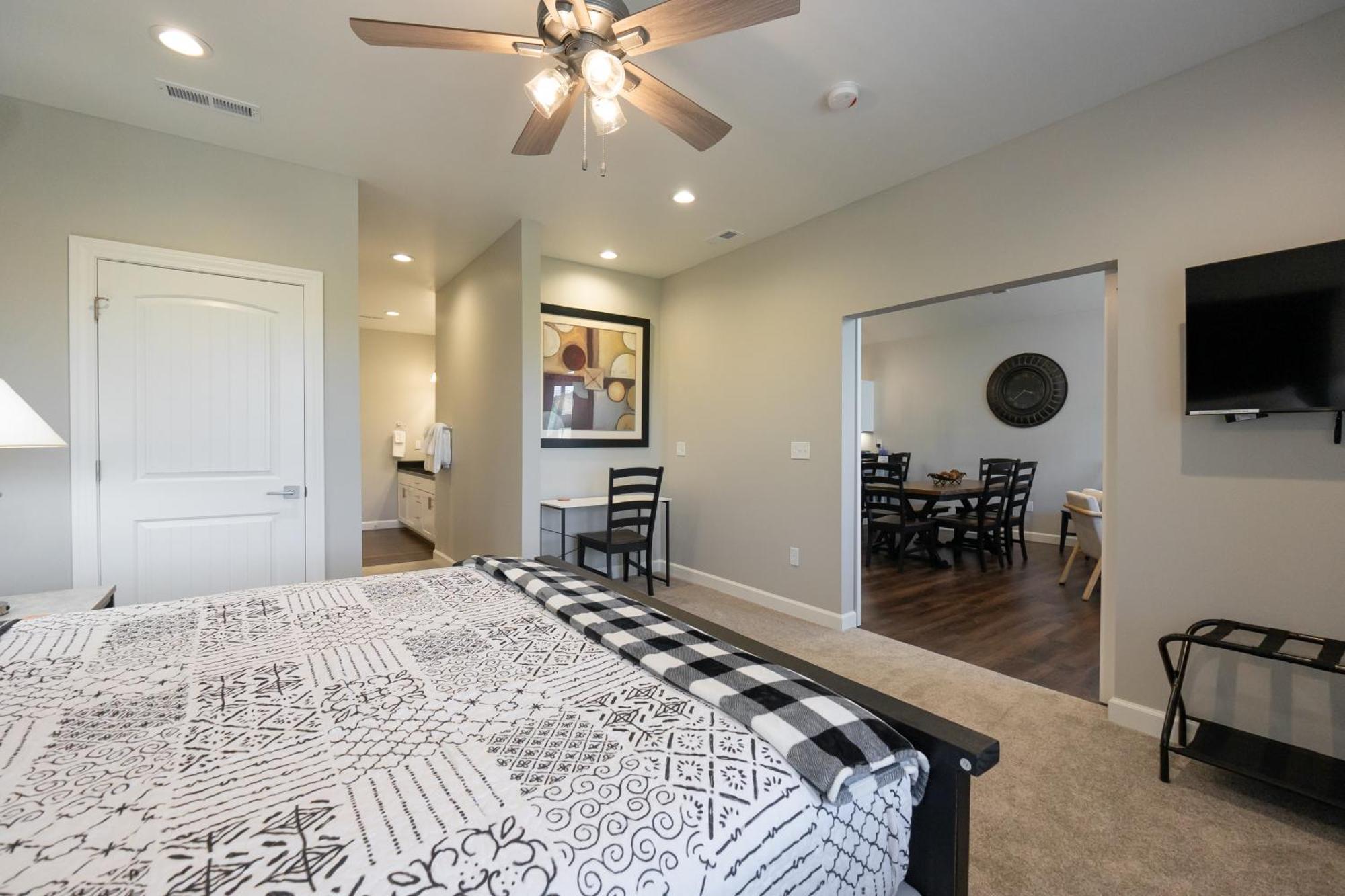 Apartment Dreams2reality New Build! Luxury 3br/3ba ~ Vaulted Ceilings ~ Amenities ~ Free Tickets Included