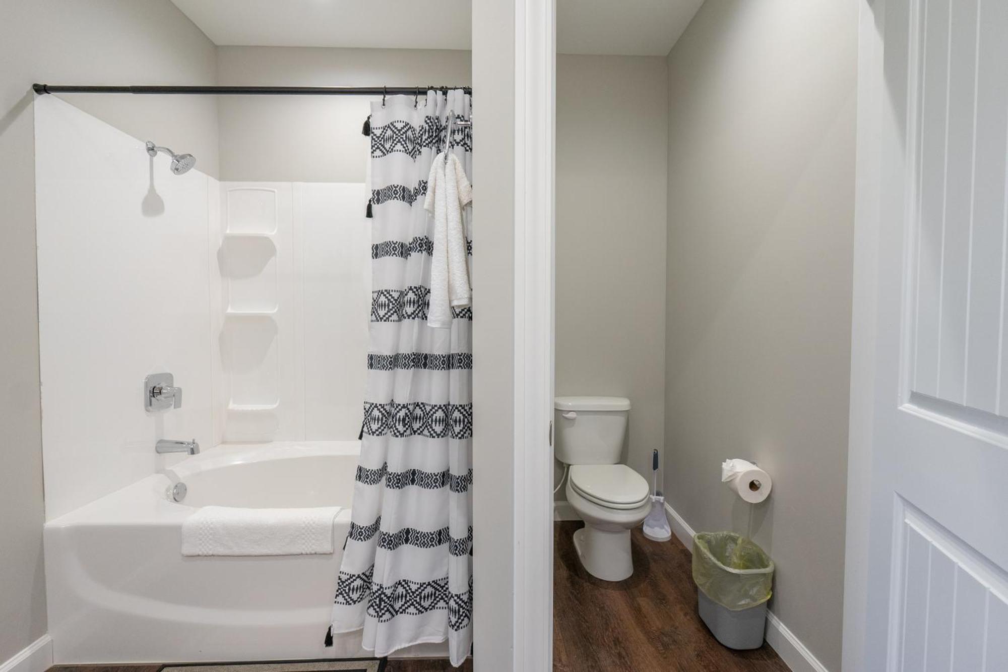 Apartment Dreams2reality New Build! Luxury 3br/3ba ~ Vaulted Ceilings ~ Amenities ~ Free Tickets Included