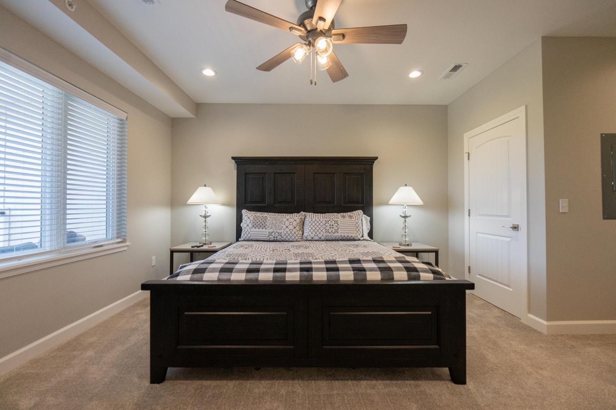Dreams2reality New Build! Luxury 3br/3ba ~ Vaulted Ceilings ~ Amenities ~ Free Tickets Included Apartment *