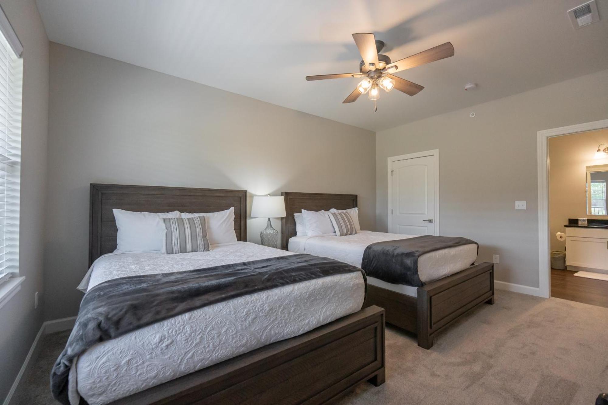 Apartment Dreams2reality New Build! Luxury 3br/3ba ~ Vaulted Ceilings ~ Amenities ~ Free Tickets Included *