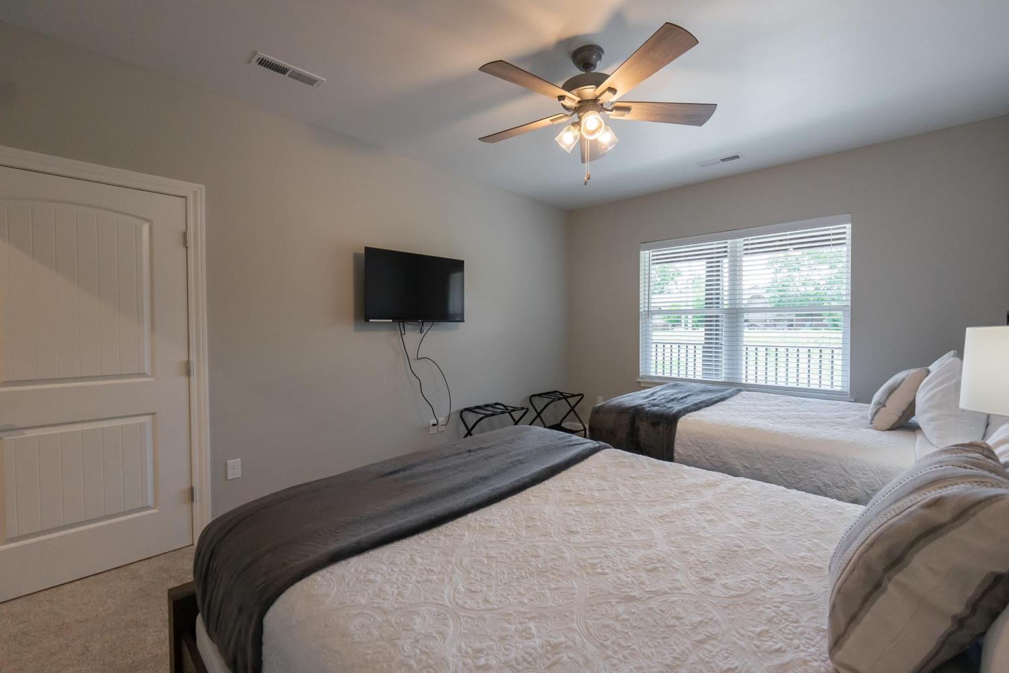 Dreams2reality New Build! Luxury 3br/3ba ~ Vaulted Ceilings ~ Amenities ~ Free Tickets Included *