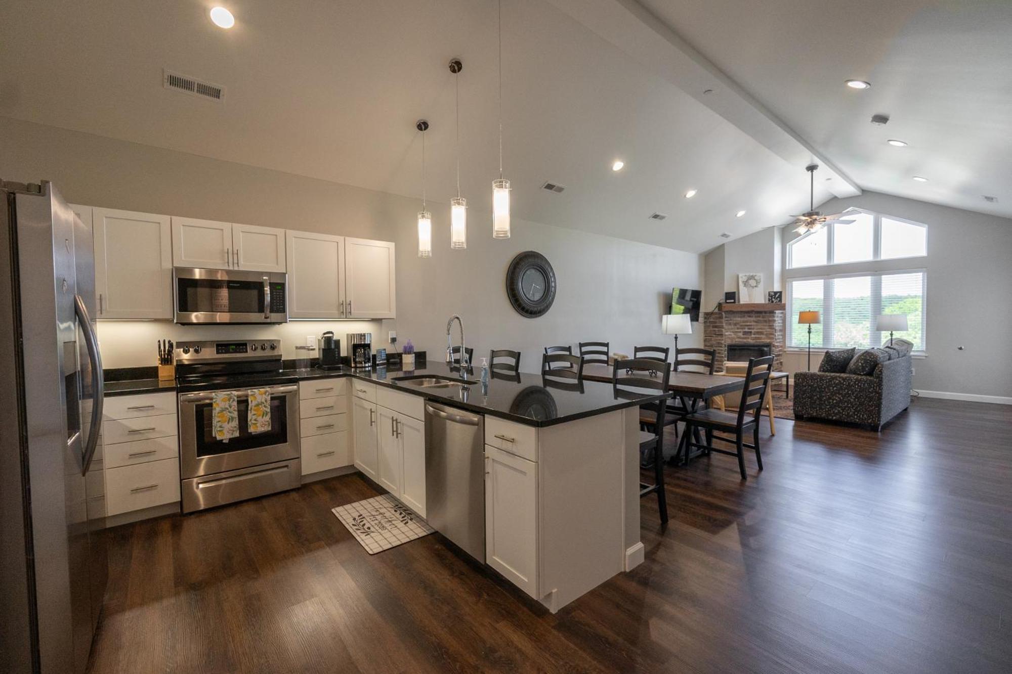 Apartment Dreams2reality New Build! Luxury 3br/3ba ~ Vaulted Ceilings ~ Amenities ~ Free Tickets Included