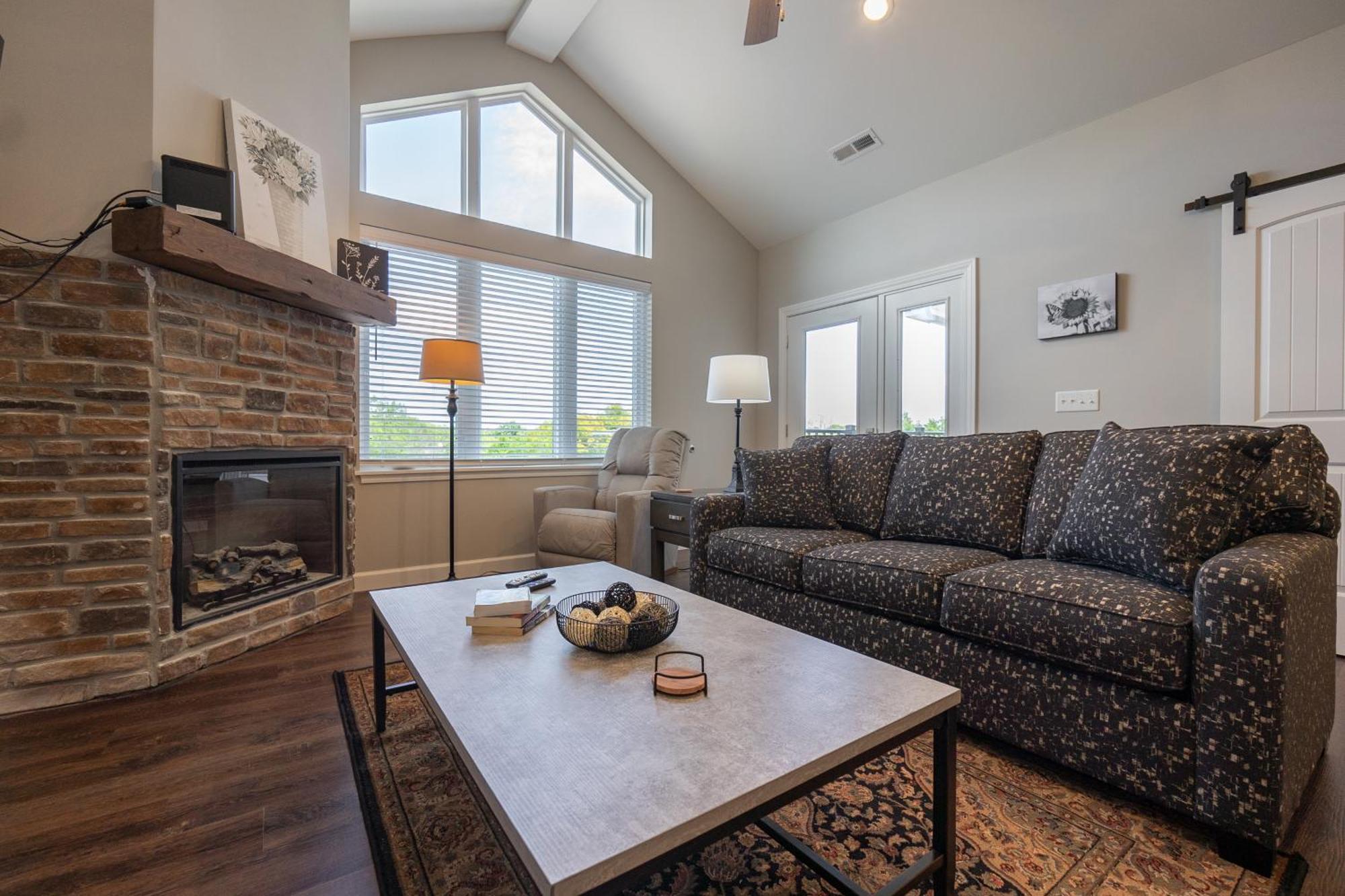 Dreams2reality New Build! Luxury 3br/3ba ~ Vaulted Ceilings ~ Amenities ~ Free Tickets Included