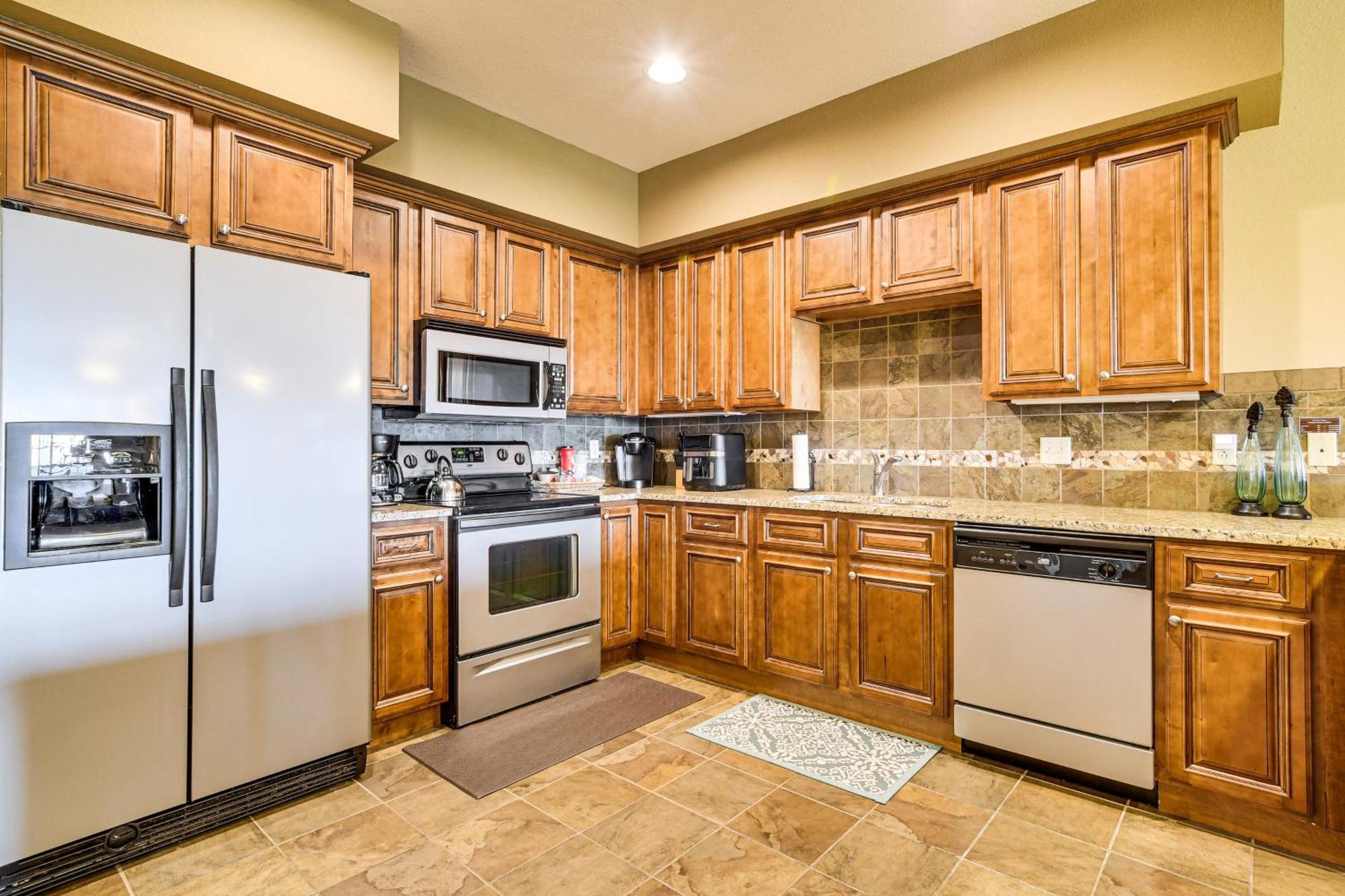 With Pool Access And Views, 3 Mi Dtwn! Apartment *