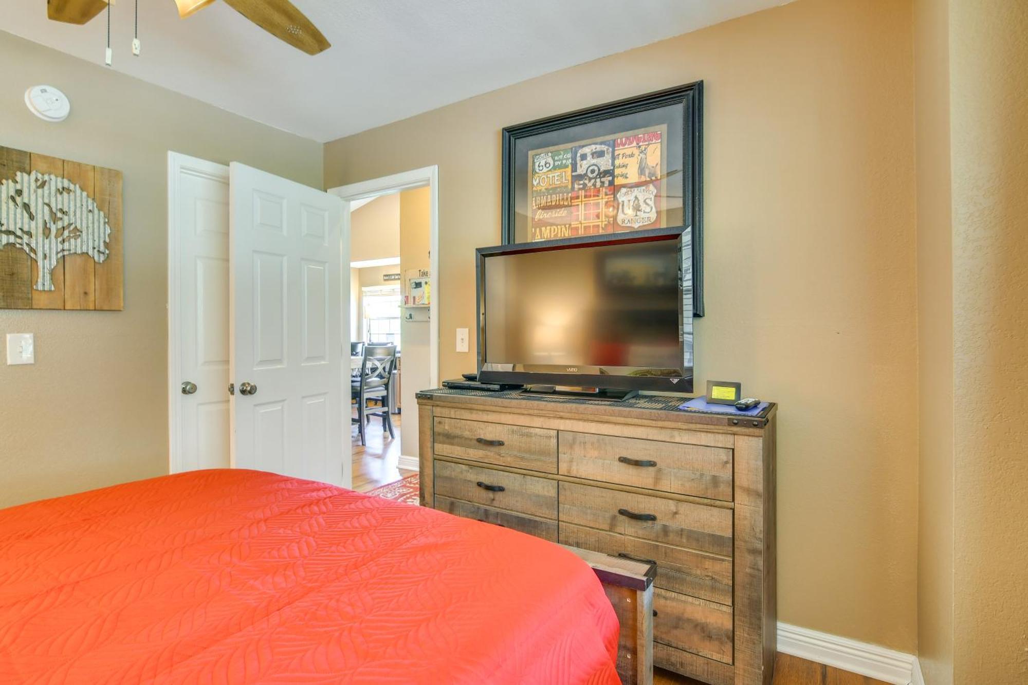 With Views By Silver Dollar Apartment