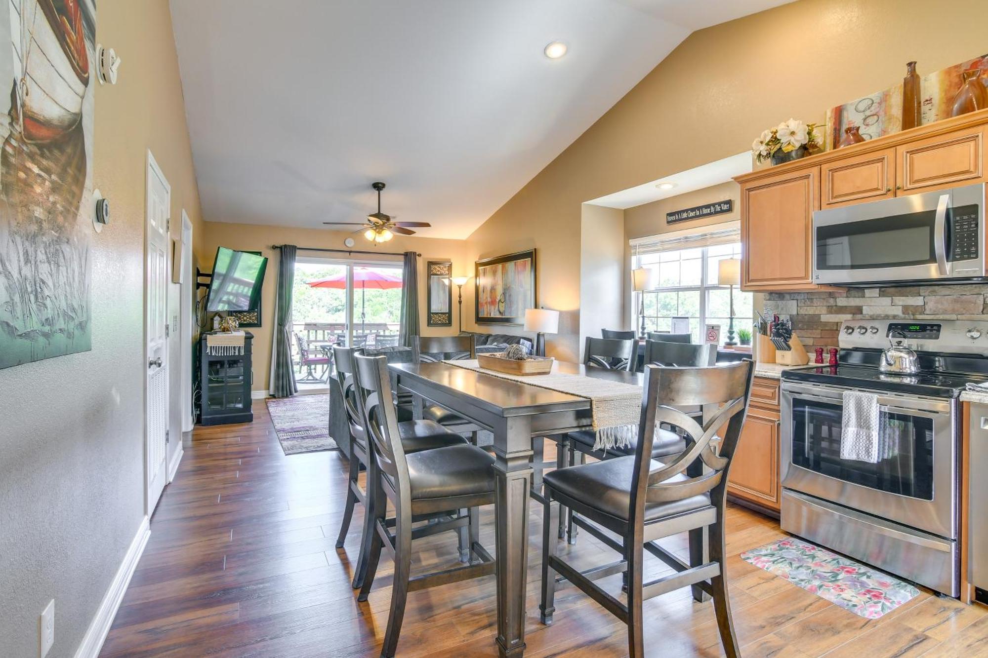 With Views By Silver Dollar Apartment *