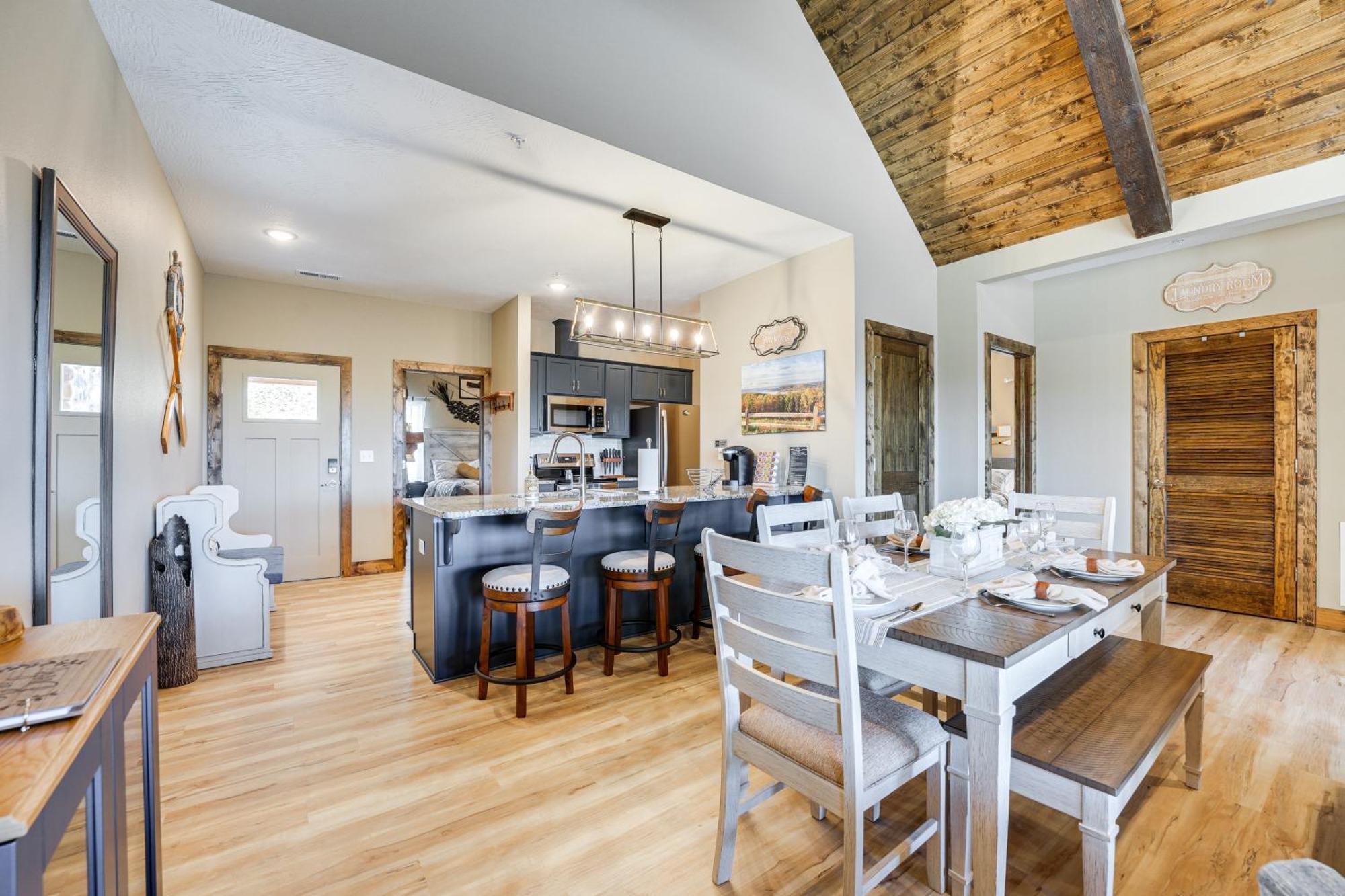 Holiday home Log Near Silver Dollar And Lake!
