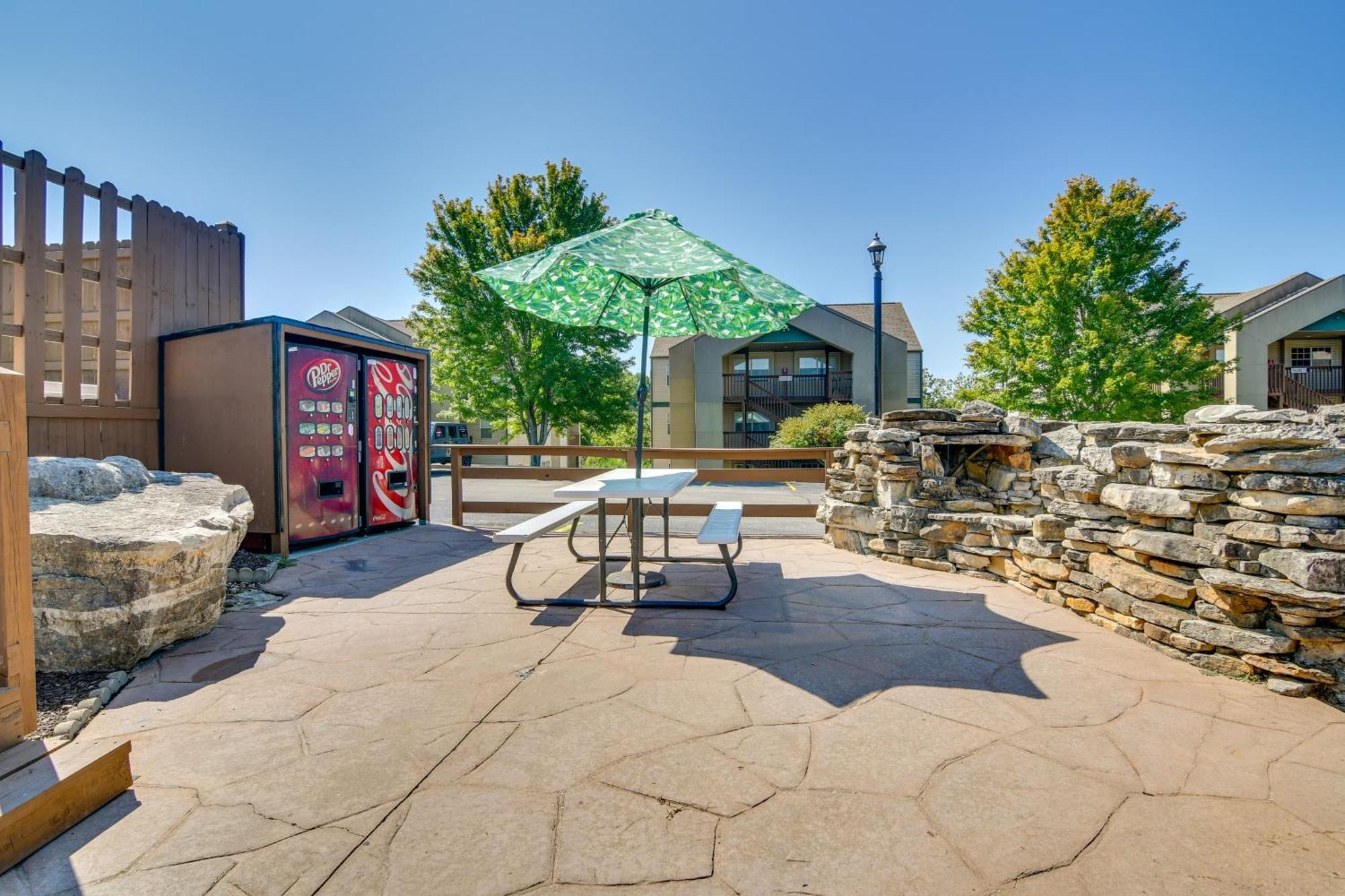 With View 1 Mi To Silver Dollar City! Apartment Branson