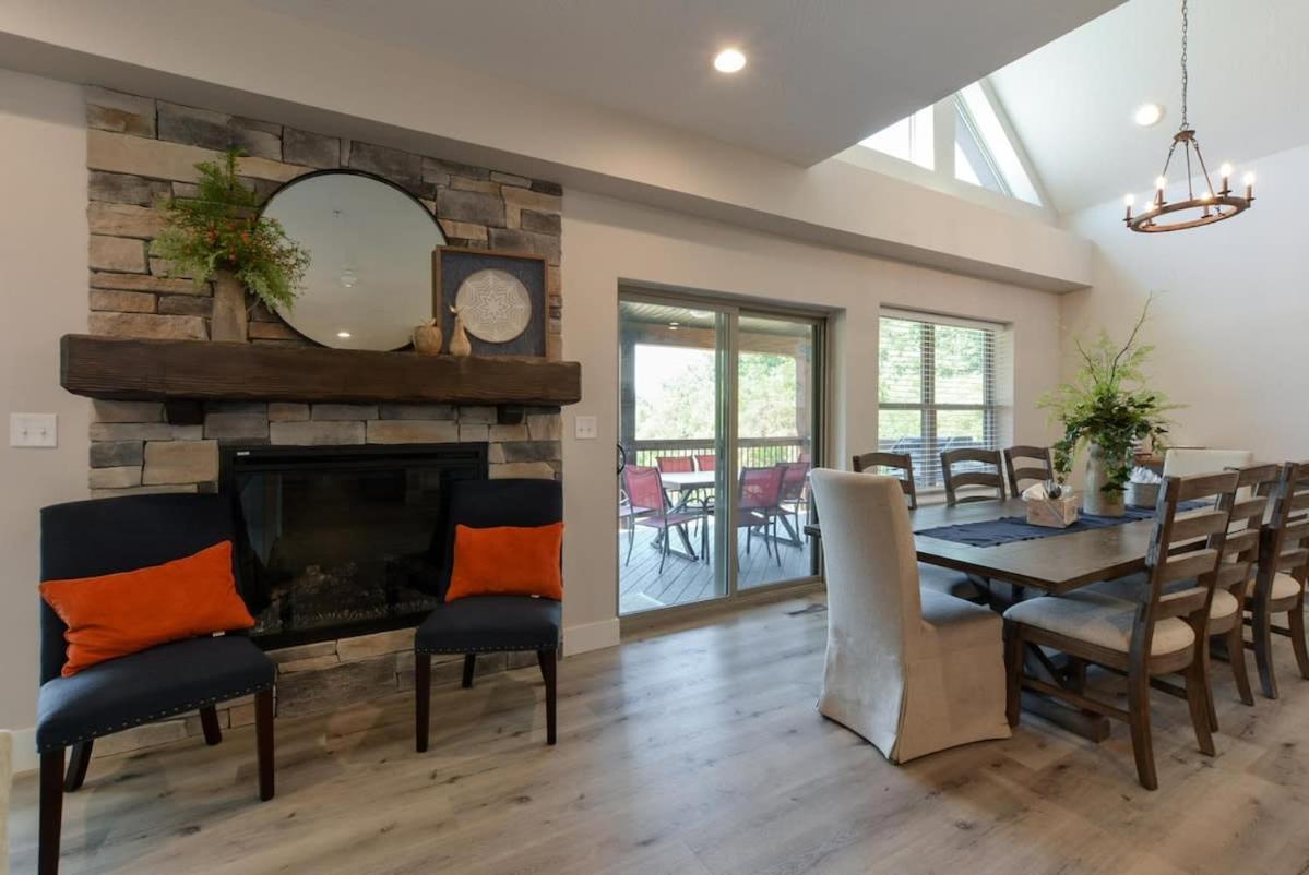 Journey's Remedy -lake View Sleeps 30 Branson