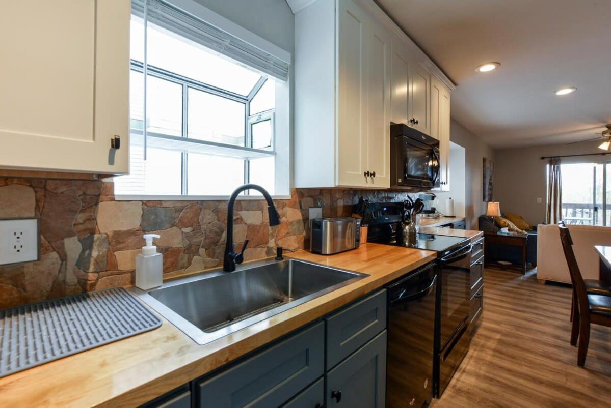 Libby's Perch No Stairs Outdoor Pool Holiday home Branson
