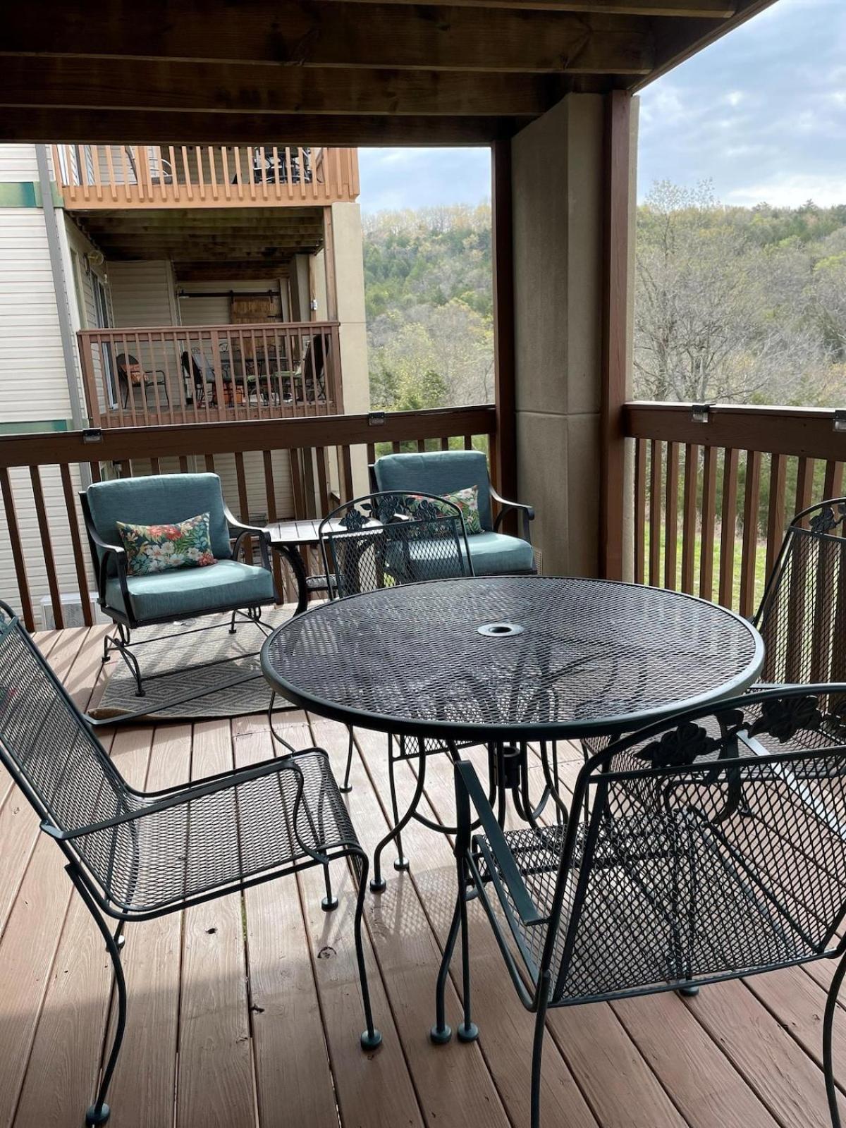 Libby's Perch No Stairs Outdoor Pool Branson