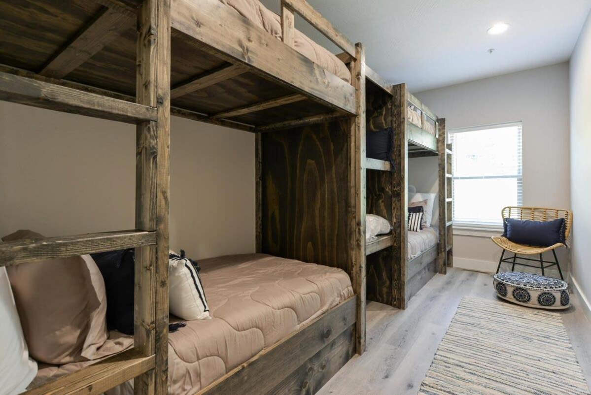 Journey's Remedy -lake View Sleeps 30 Holiday home