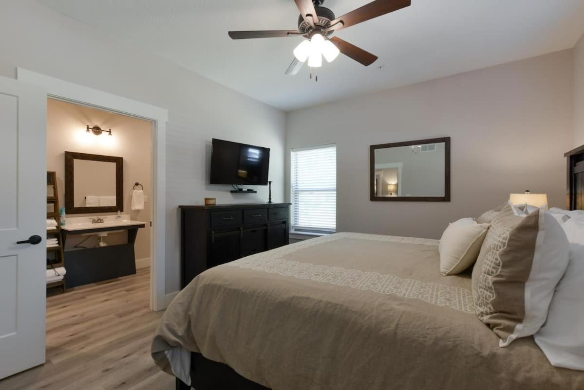 Journey's Remedy -lake View Sleeps 30 *