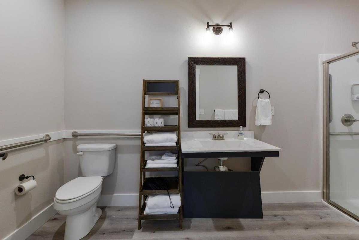 Journey's Remedy -lake View Sleeps 30 Holiday home Branson