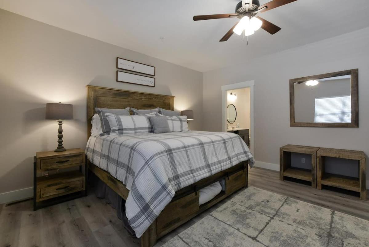 Journey's Remedy -lake View Sleeps 30 *