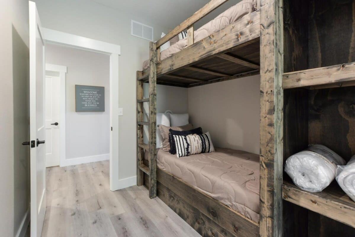 Journey's Remedy -lake View Sleeps 30 * Branson