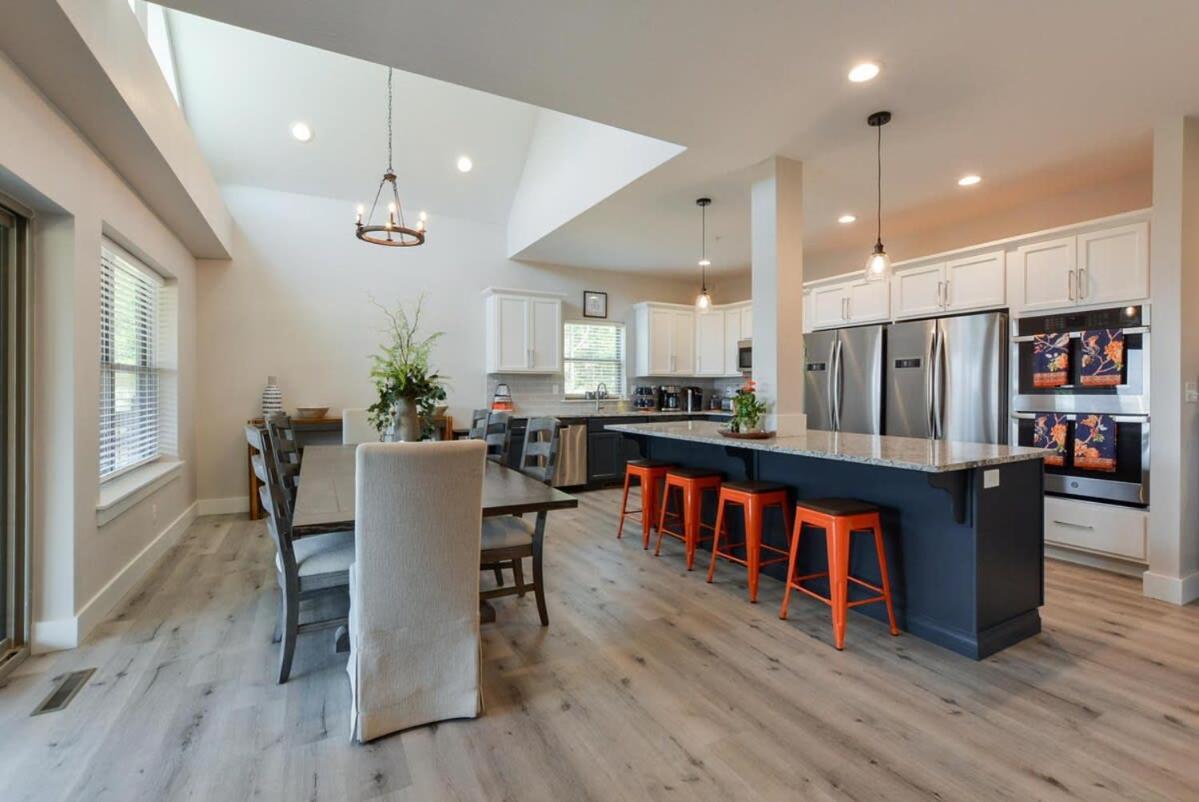Holiday home Journey's Remedy -lake View Sleeps 30 Branson