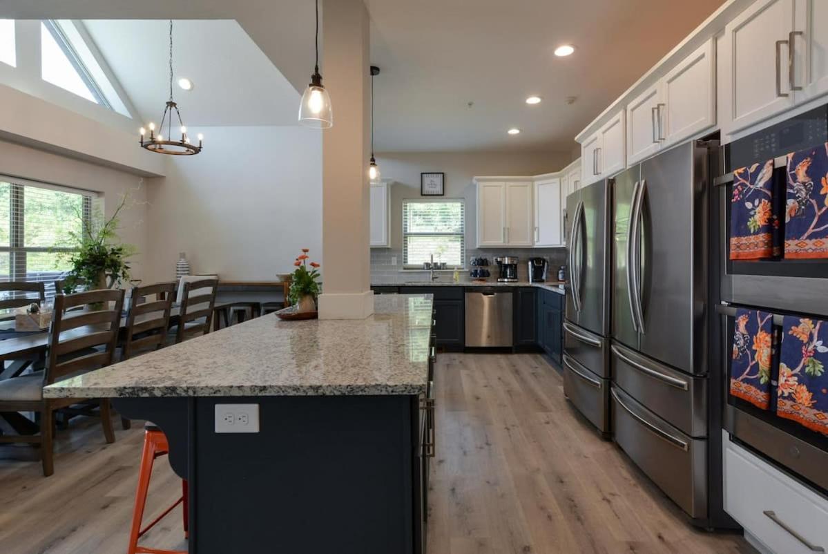 Journey's Remedy -lake View Sleeps 30 *