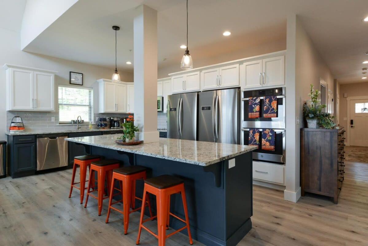 Journey's Remedy -lake View Sleeps 30 * Branson