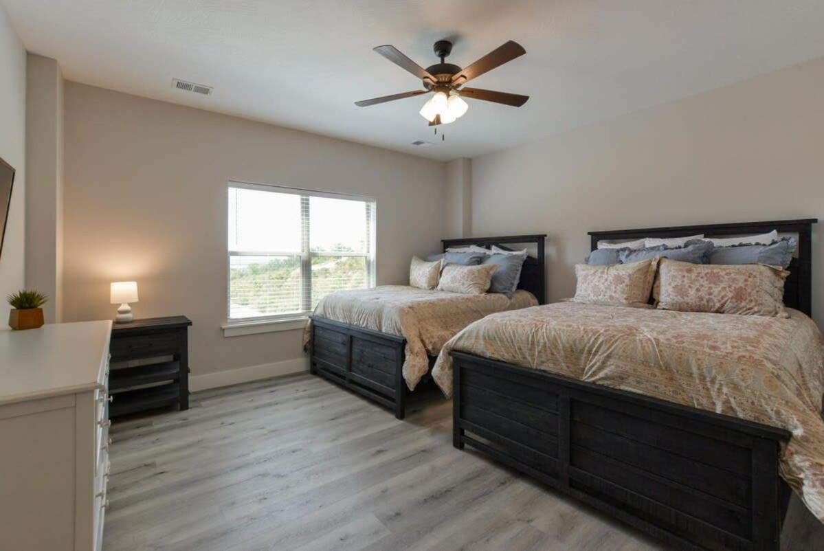 Journey's Remedy -lake View Sleeps 30 Holiday home