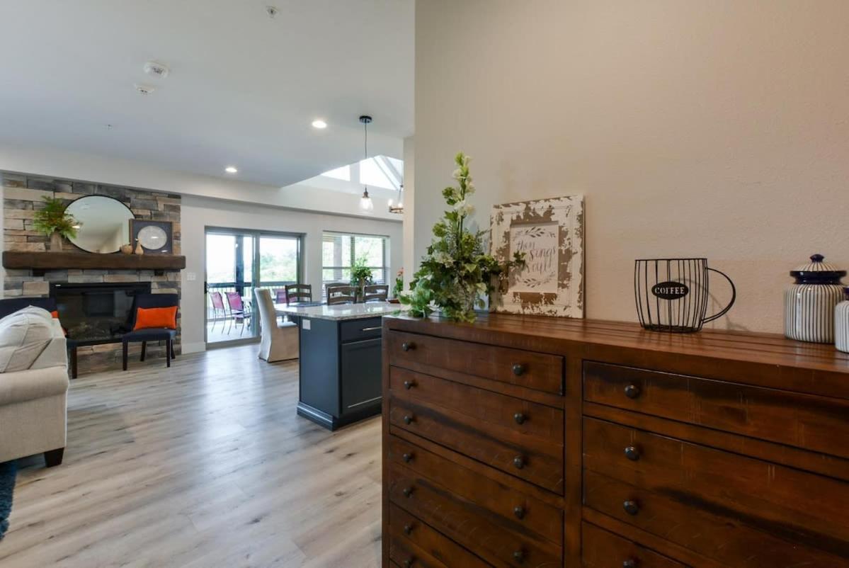 Journey's Remedy -lake View Sleeps 30 Holiday home *