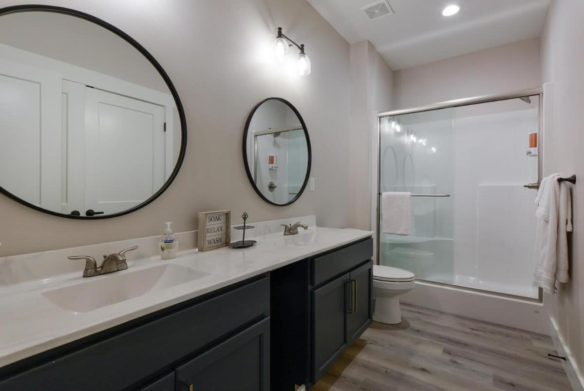 Journey's Remedy -lake View Sleeps 30 *