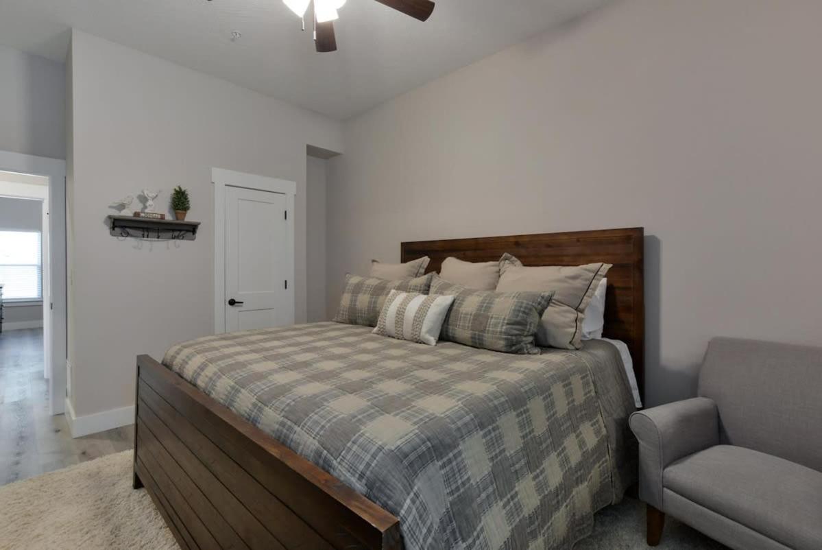 Journey's Remedy -lake View Sleeps 30 Branson
