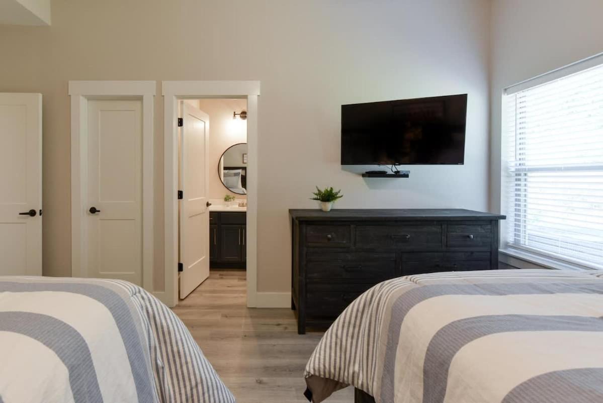 Holiday home Journey's Remedy -lake View Sleeps 30
