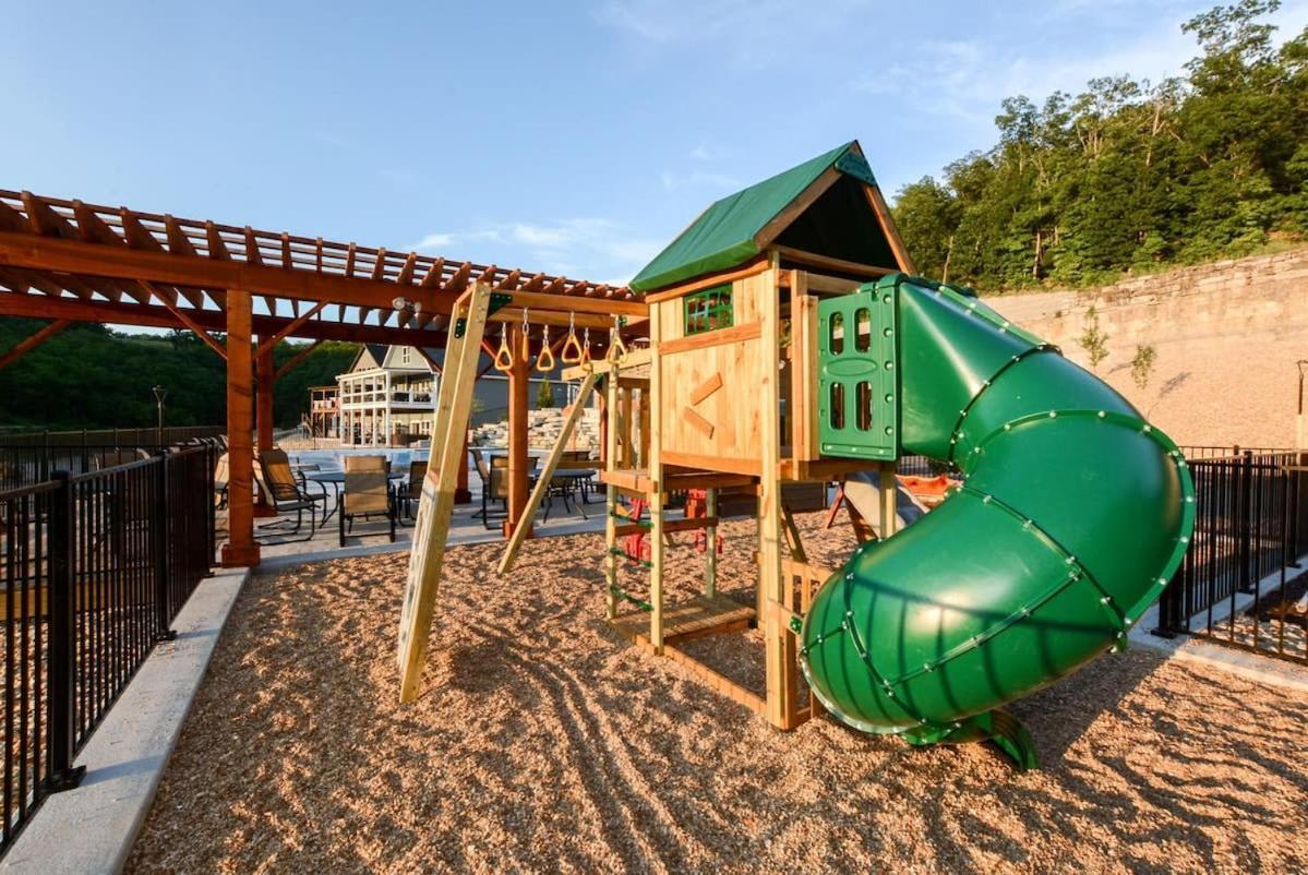 Holiday home Livin' The Dream- Indoor Outdoor Pool & Private Hot Tub *
