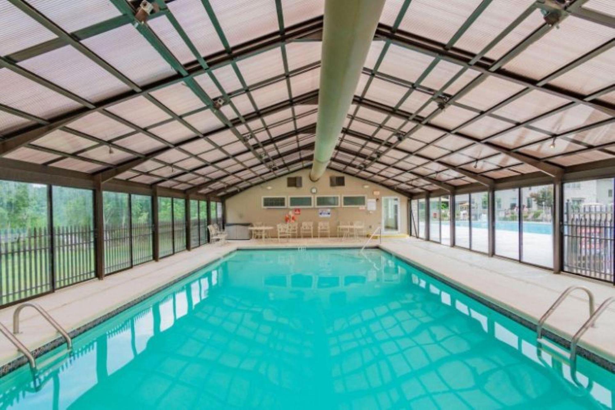 The Roost Royale-no Stairs Indoor Pool Hot Tub