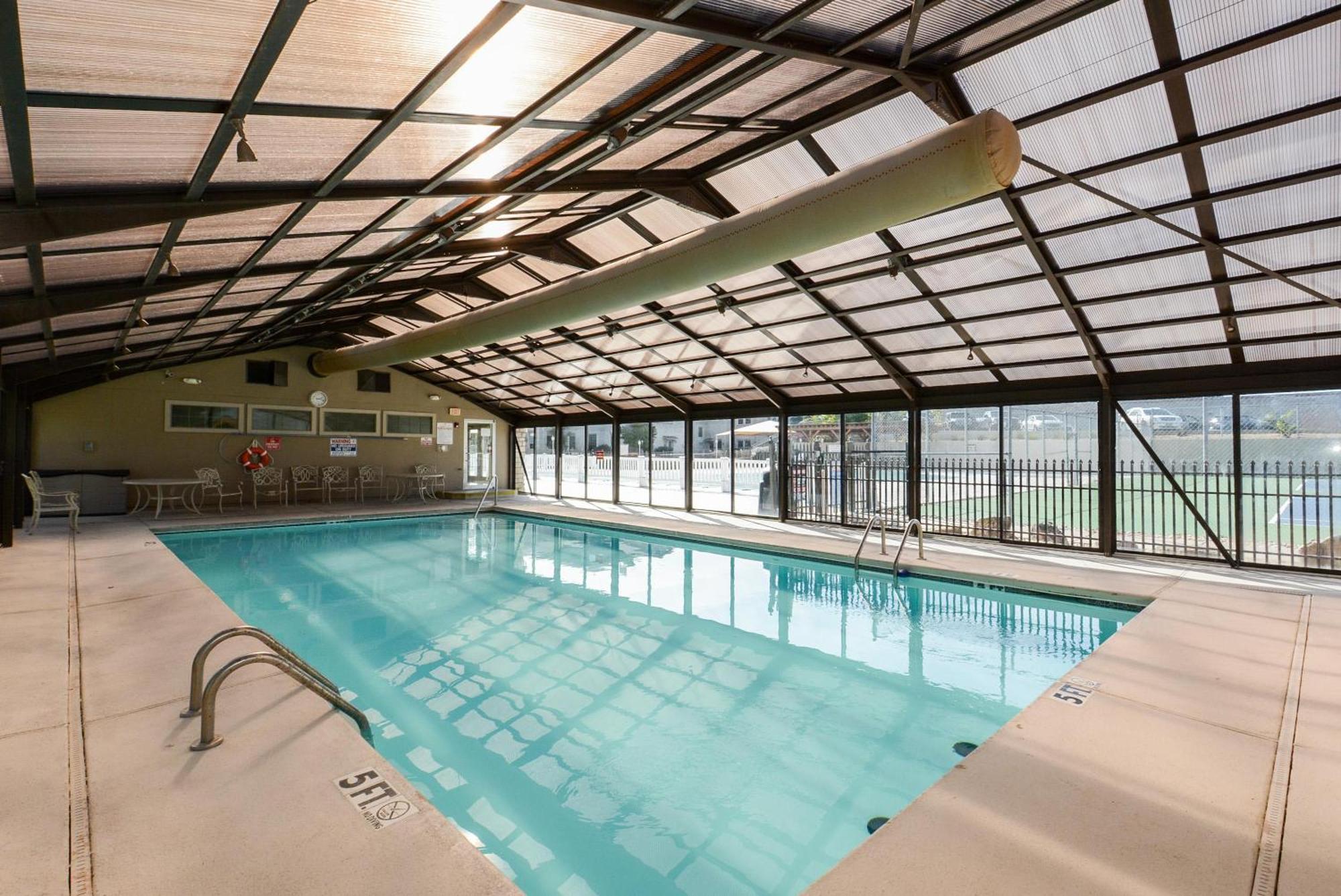 Holiday home 2 Bd 2 Bath Indoor Outdoor Pool Hot Tub