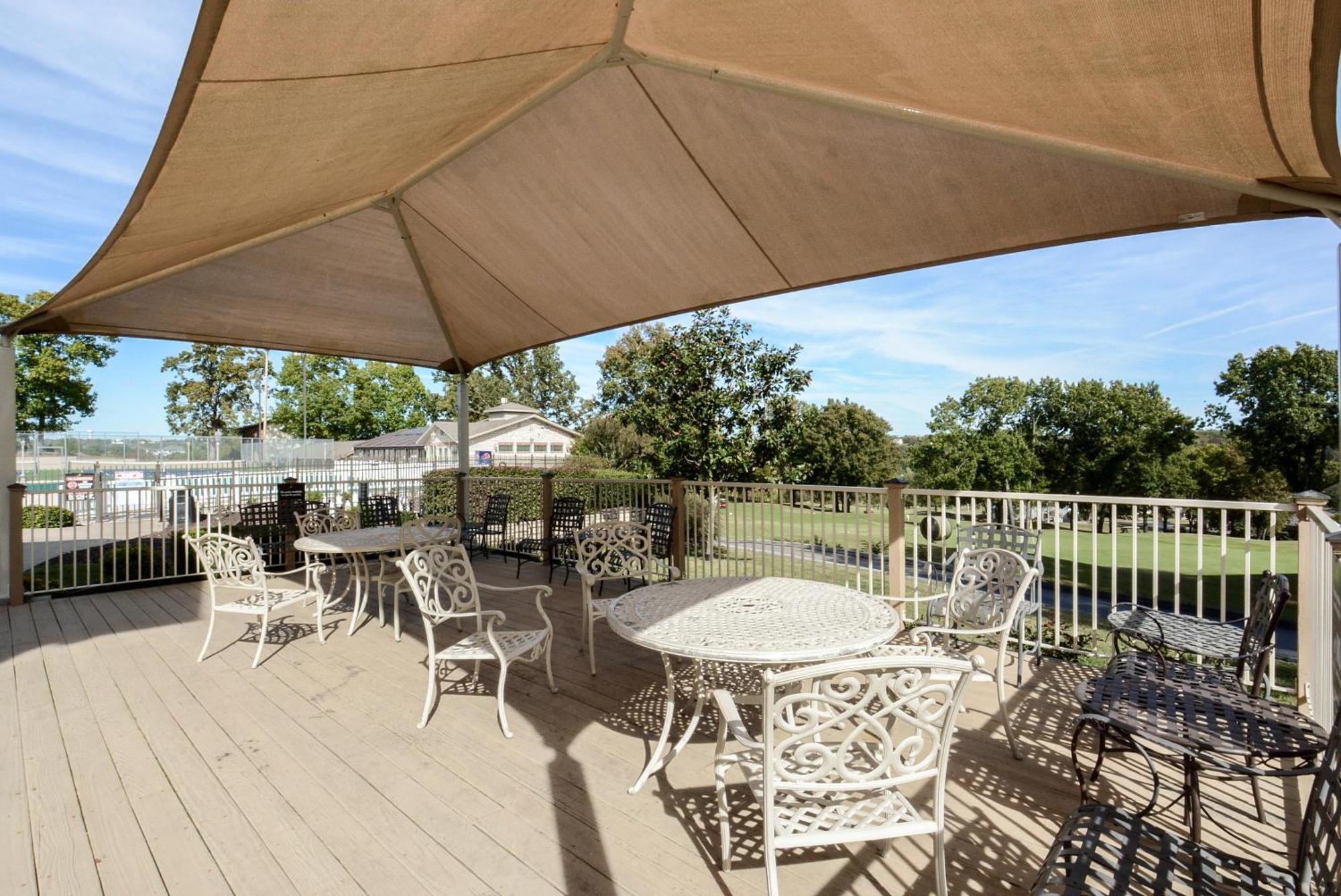 Apartment Sunny Pointe Fireplace Pool Pickleball Gym *