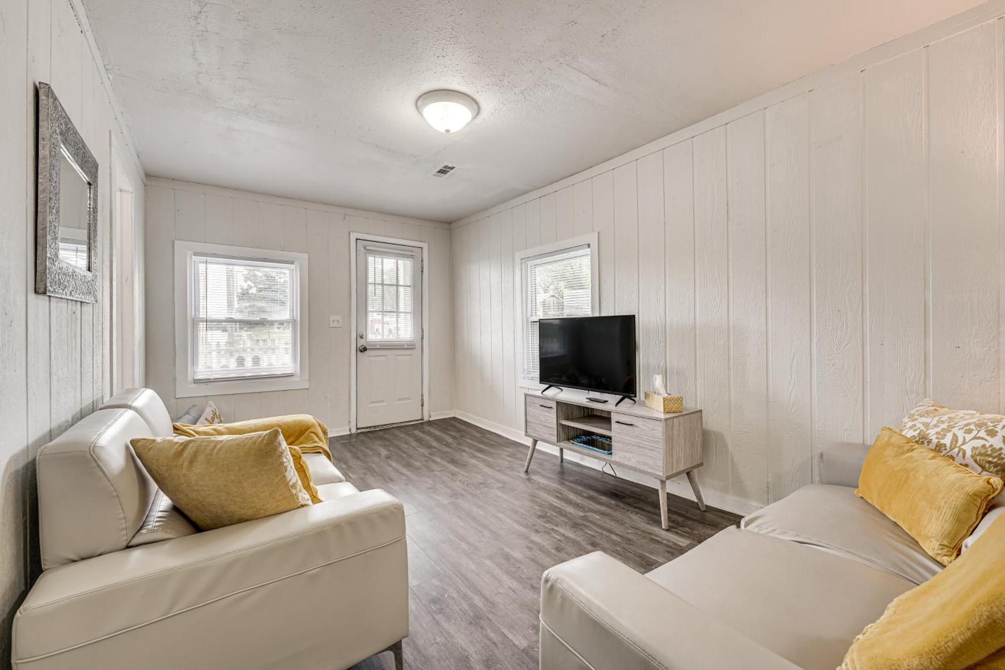 Walk To Dtwn Pet-friendly Home! Holiday home *