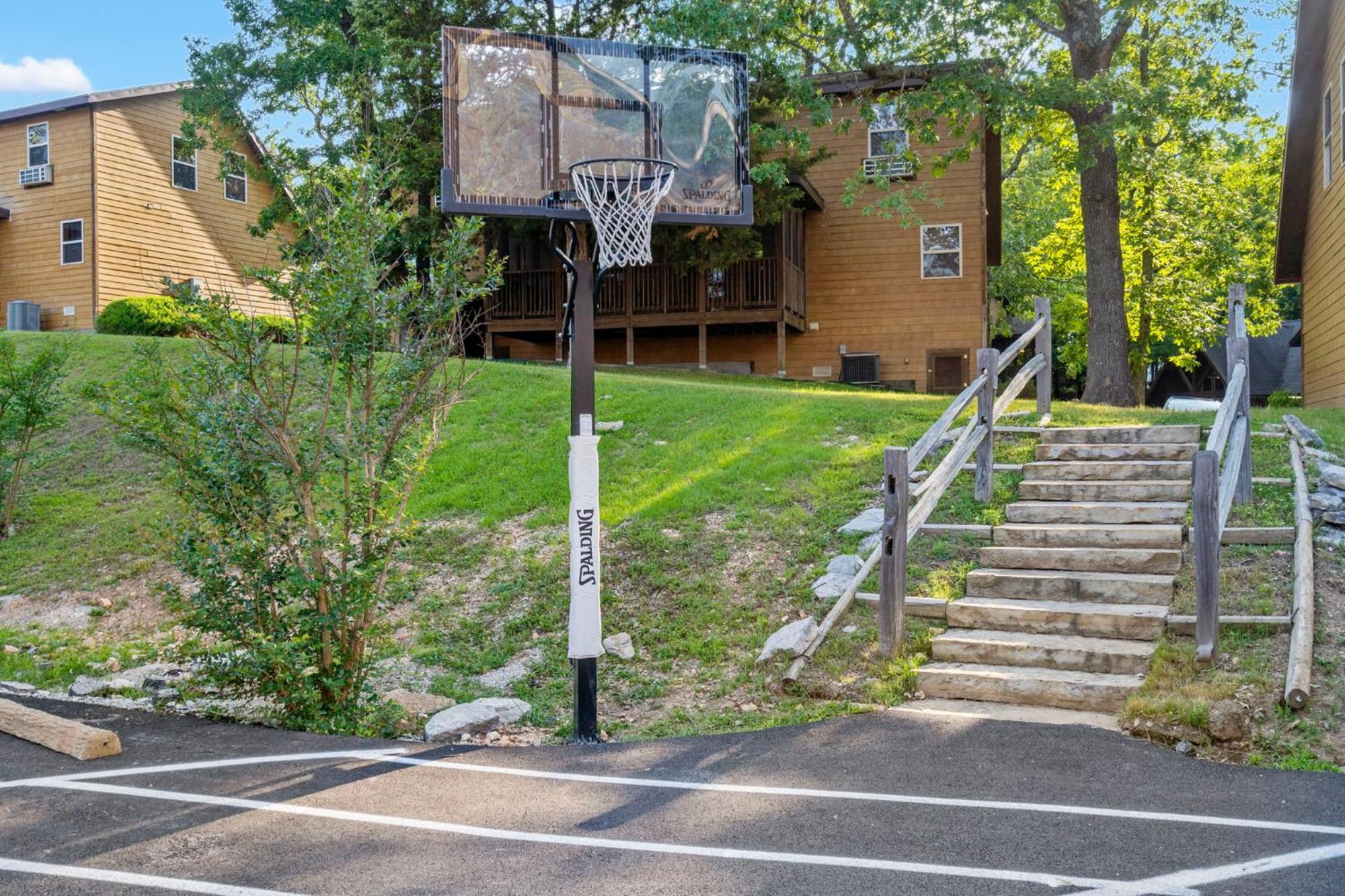 Huge Lakeview Getaway W/ Fun Arcades, Ping Pong Free Silver Dollar Tickets Community Amenities! Lodge Branson