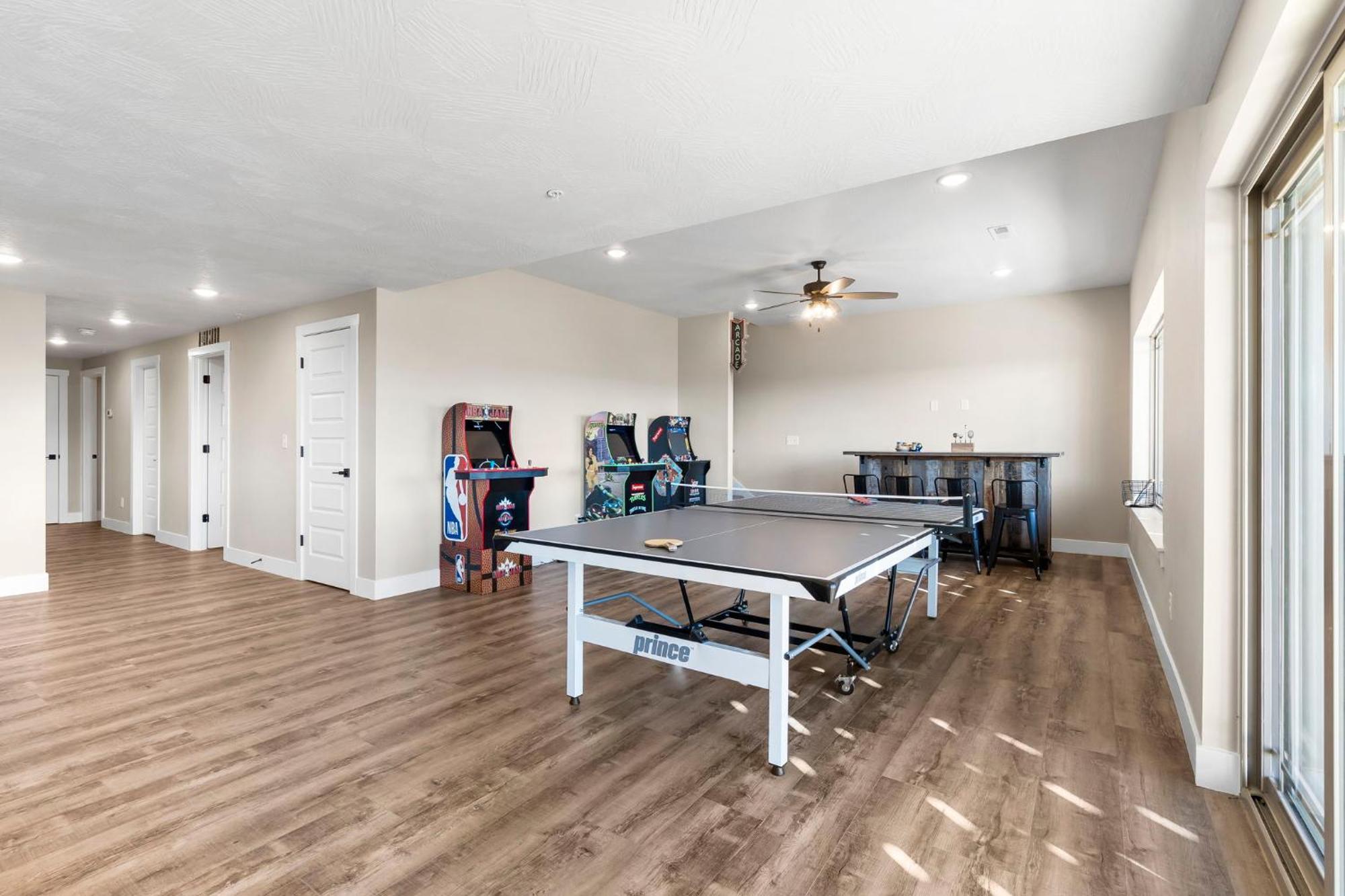 Huge Lakeview Getaway W/ Fun Arcades, Ping Pong Free Silver Dollar Tickets Community Amenities! Lodge *