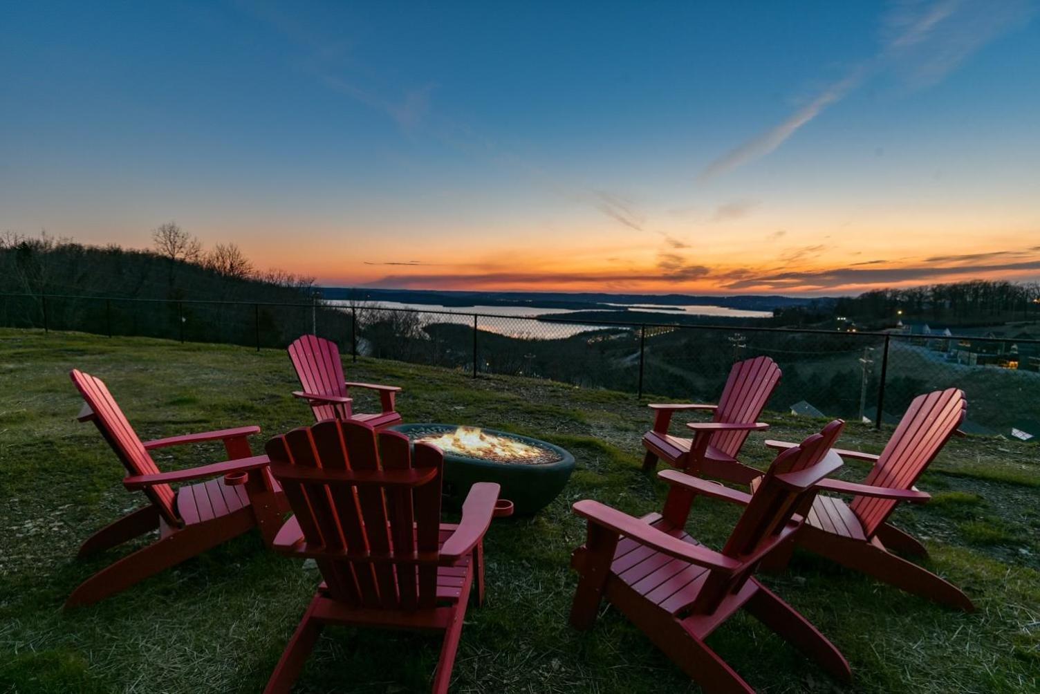 Holiday home Table Rock Views, Double Sided Fireplace, Free Attraction Tickets, Air Hockey Branson
