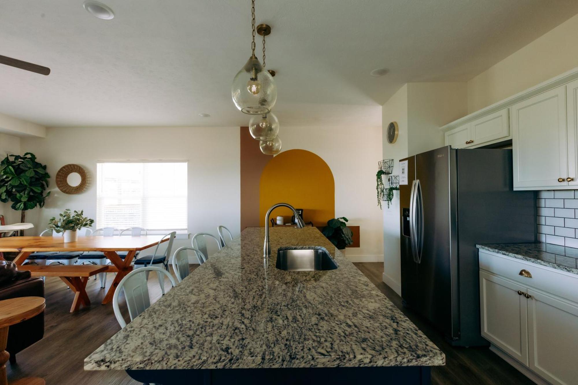 Breathtaking Views-dog Friendly-$400 Of Free Tickets-high End Decor Holiday home